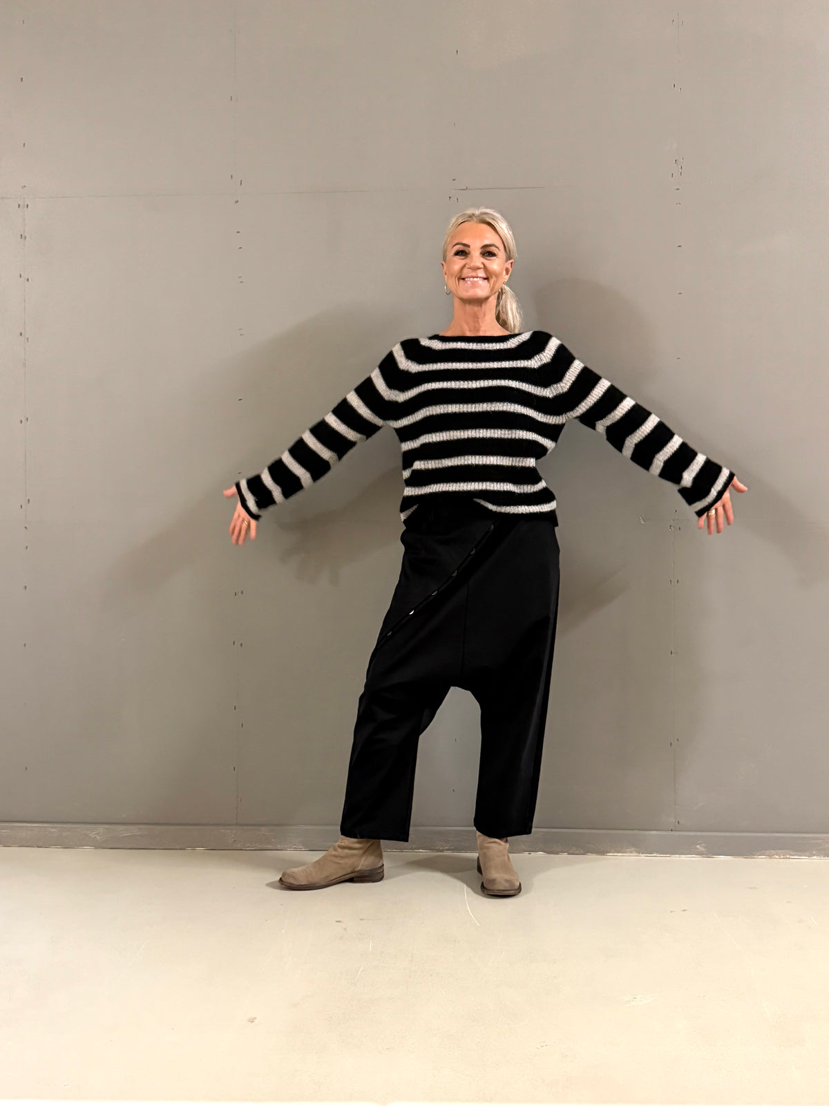 Helle er 168 cm høj og bruger størrelse S/M