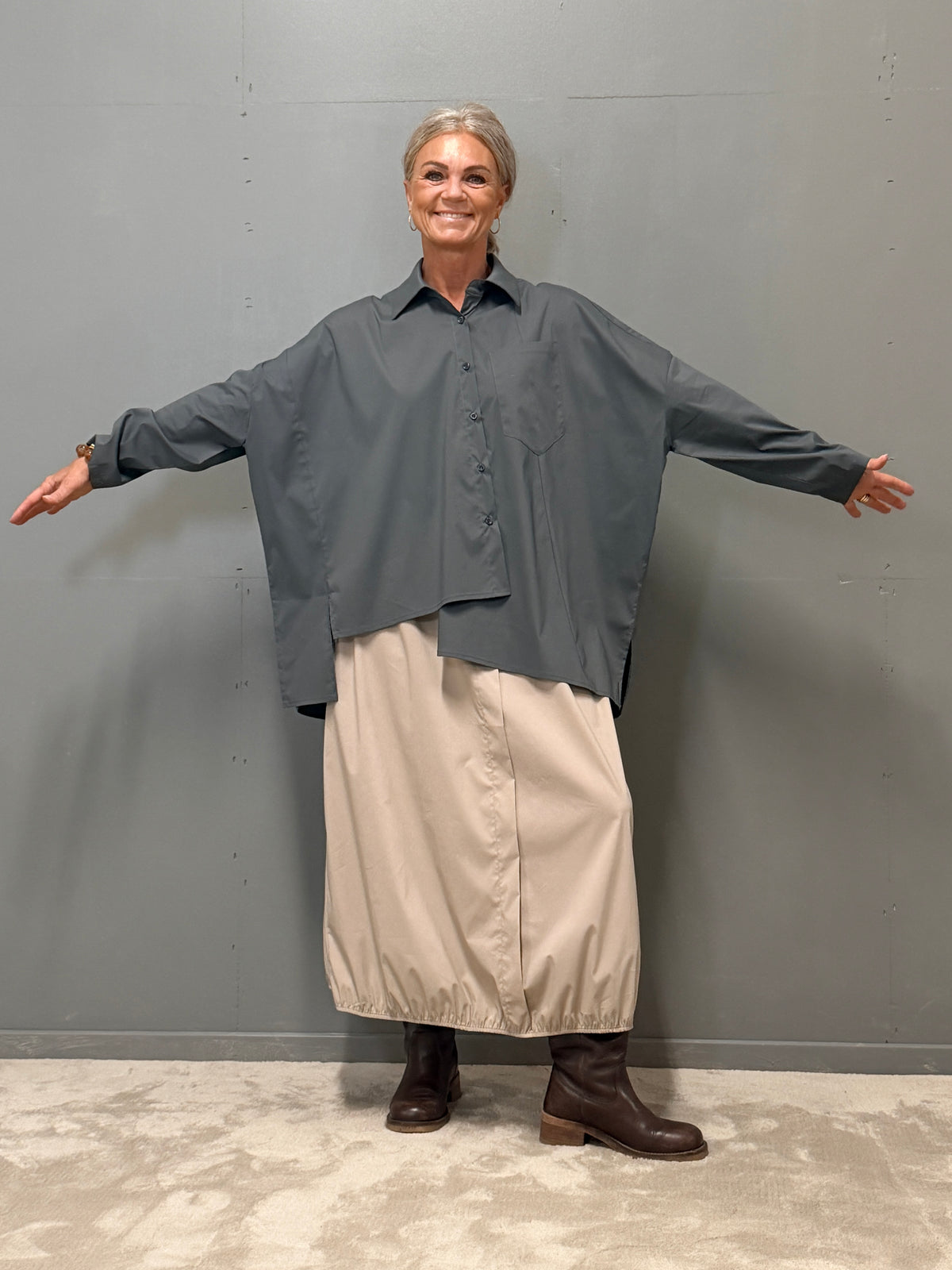 Helle er 168 cm høj og bruger størrelse S/M