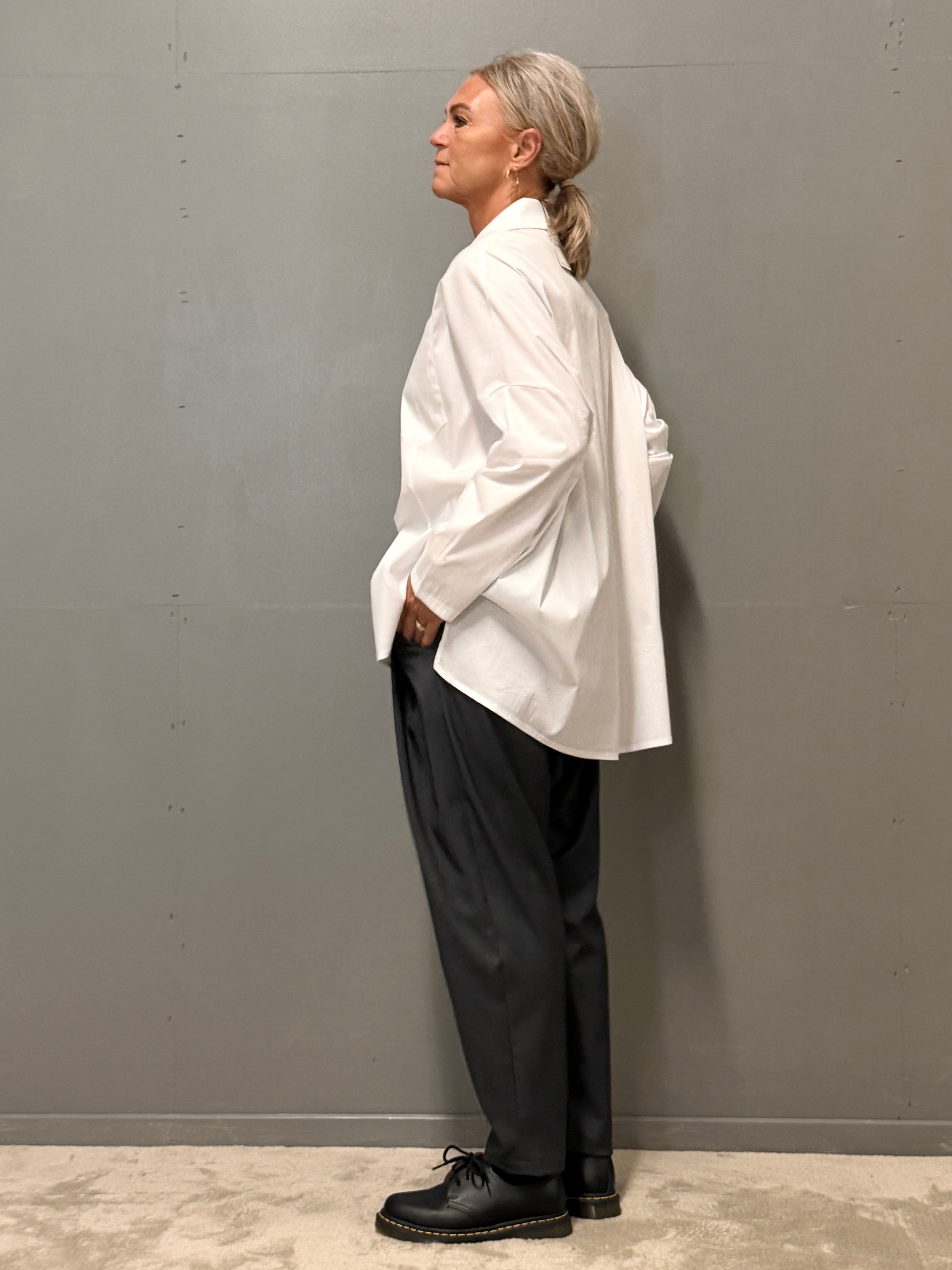 Helle er 168 cm høj og bruger størrelse S/M