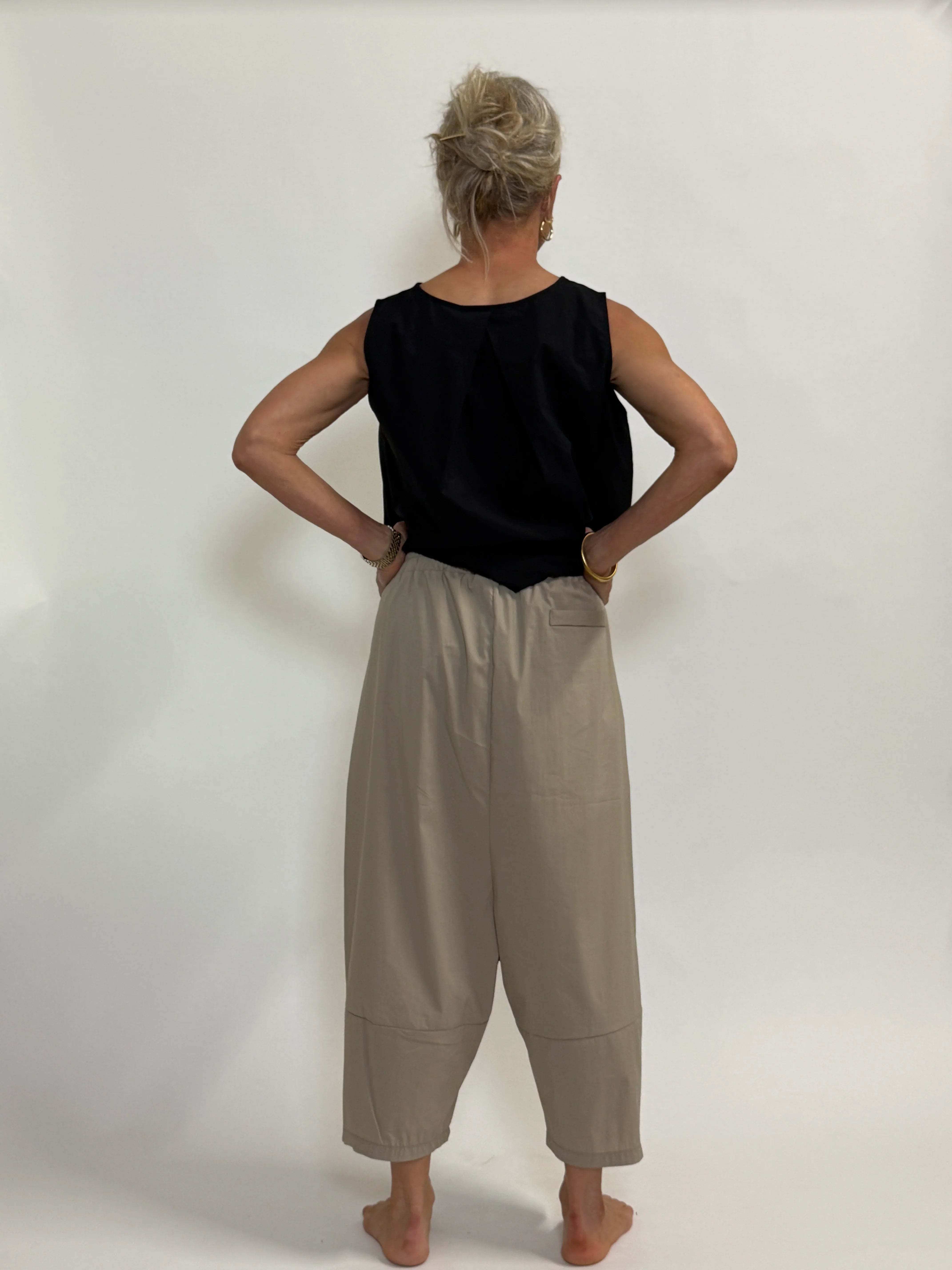 Helle er 168 cm høj og bruger størrelse S/M