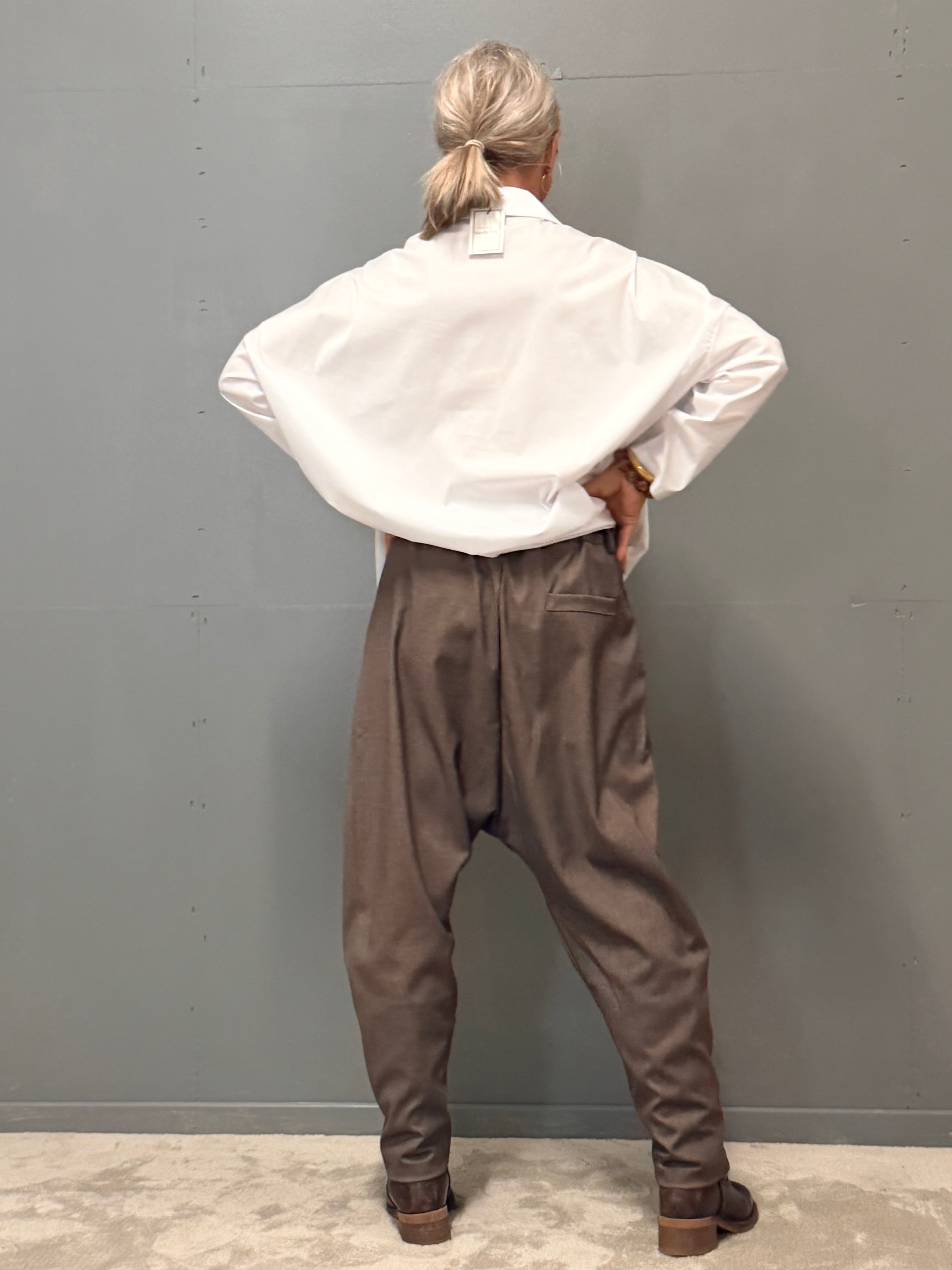 Helle er 168 cm høj og bruger størrelse S/M