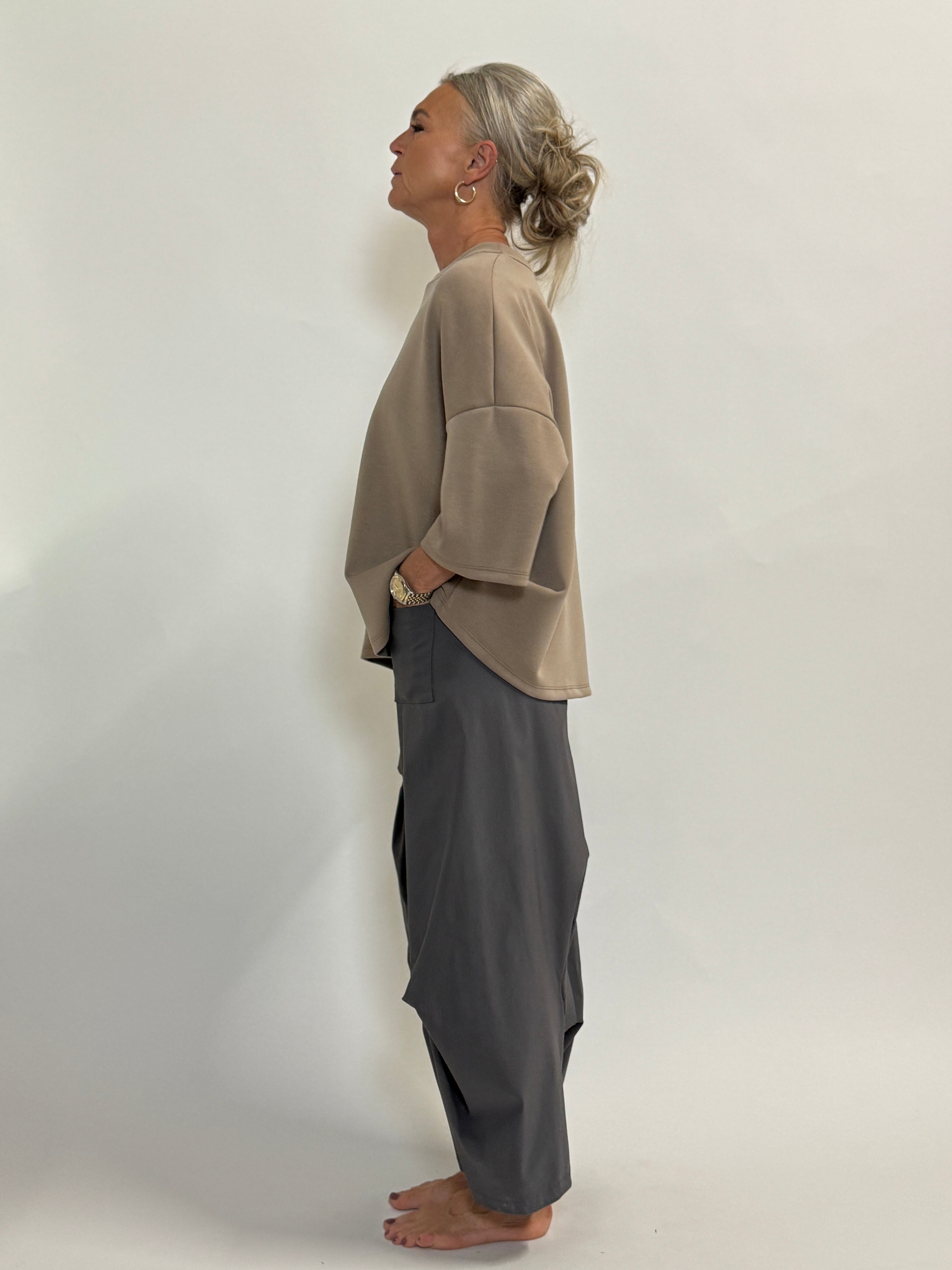 Helle er 168 cm høj og bruger størrelse S/M