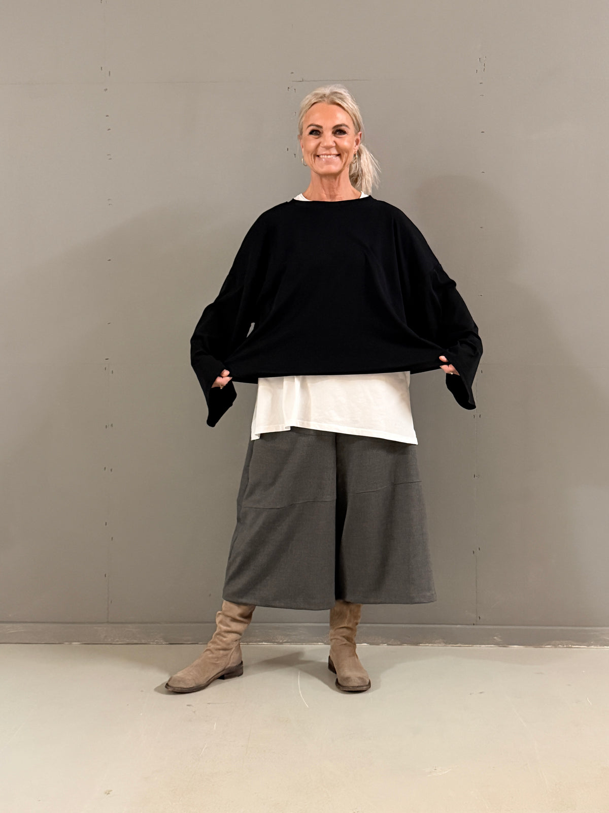 Helle er 168 cm høj og bruger størrelse S/M