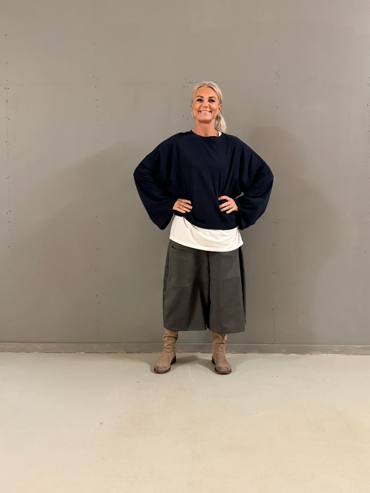 Helle er 168 cm høj og bruger størrelse S/M