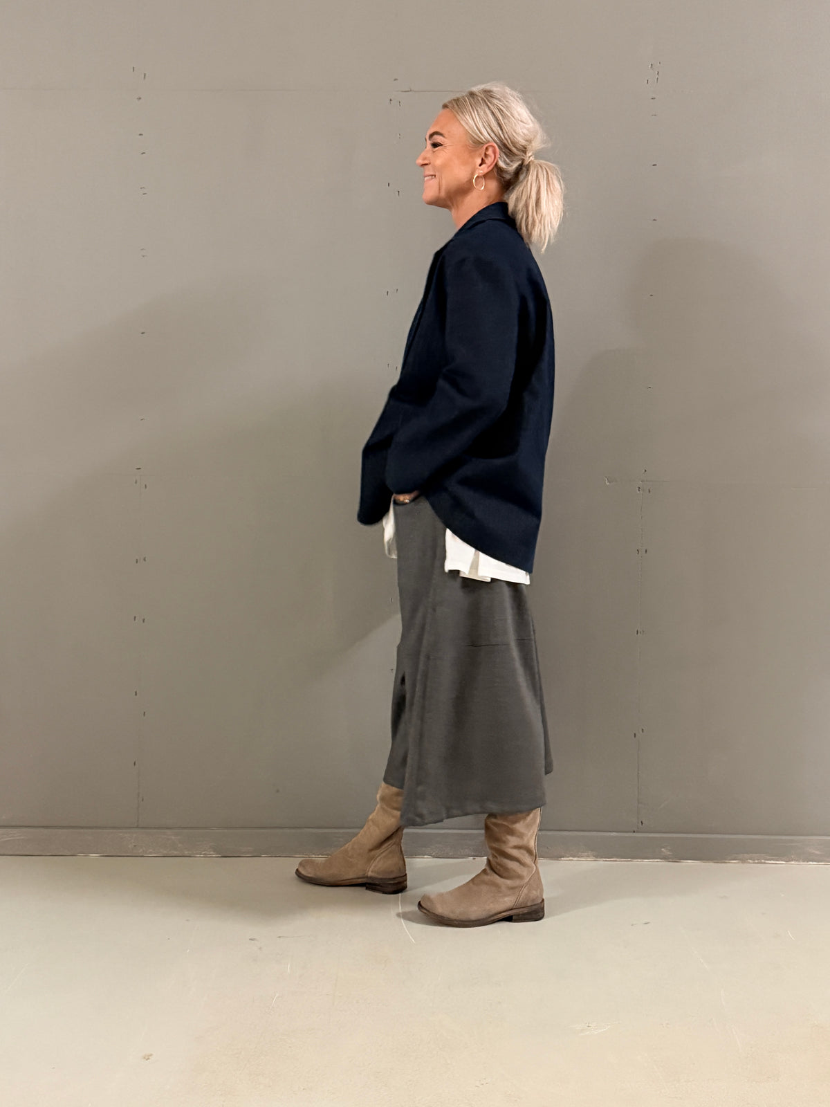 Helle er 168 cm høj og bruger størrelse S/M
