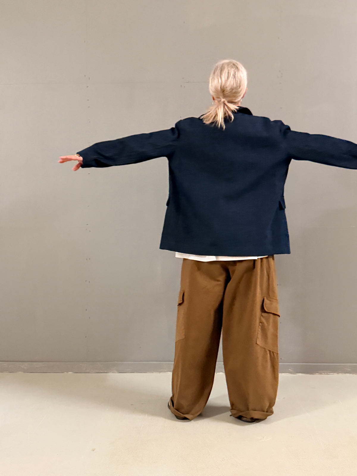 Helle er 168 cm høj og bruger størrelse S/M