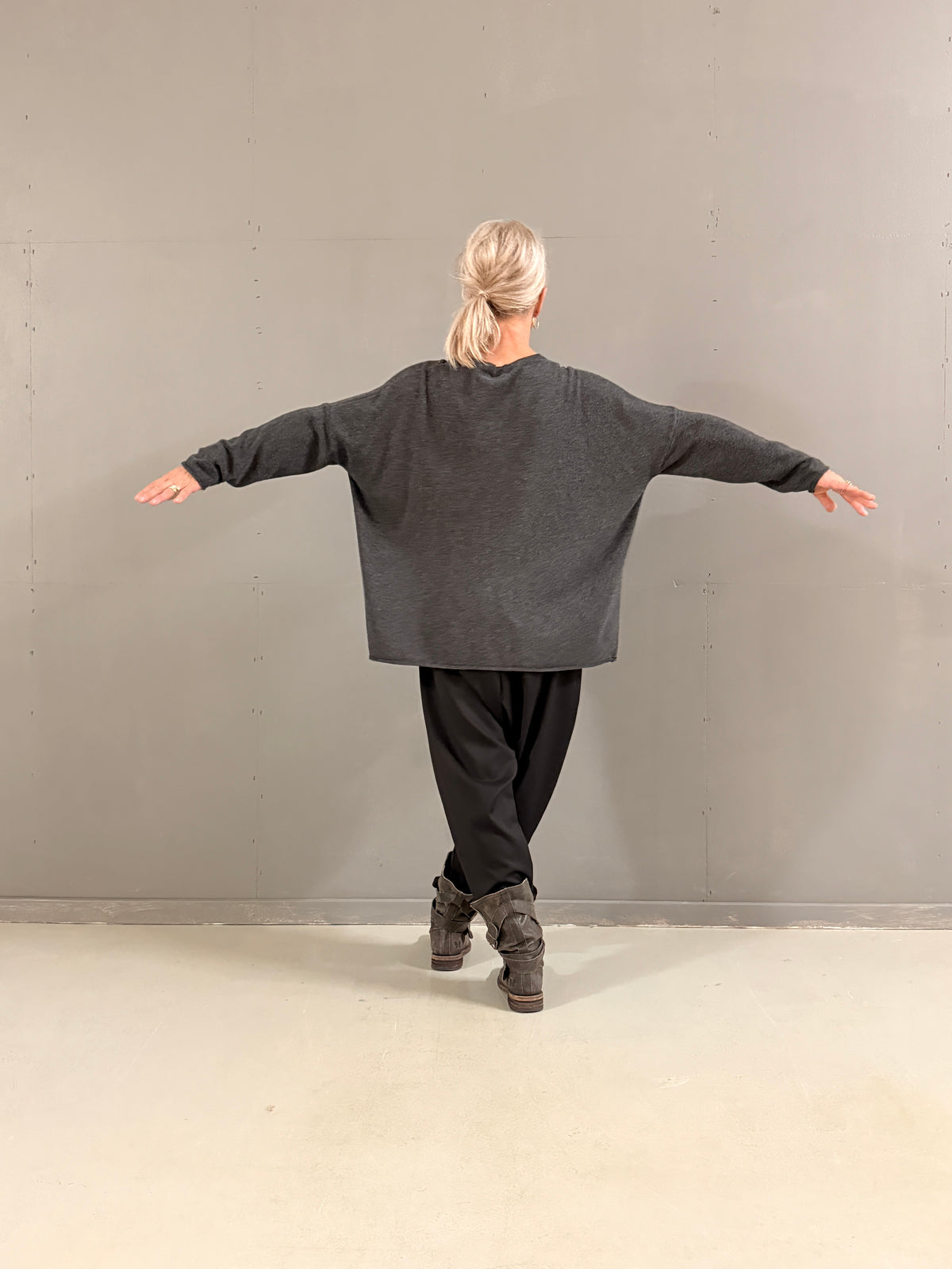 Helle er 168 cm høj og bruger størrelse S/M