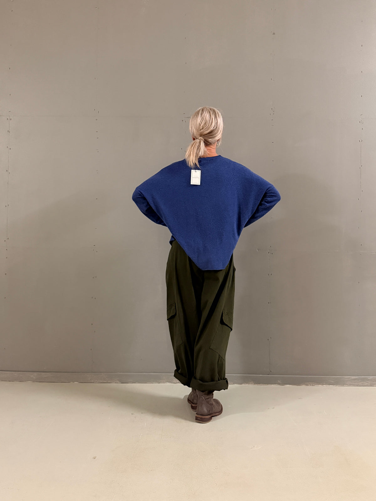 Helle er 168 cm høj og bruger størrelse S/M