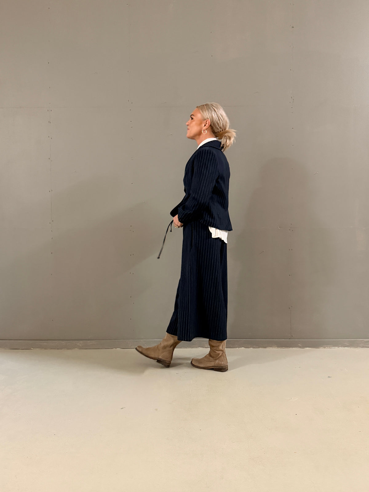 Helle er 168 cm høj og bruger størrelse S/M