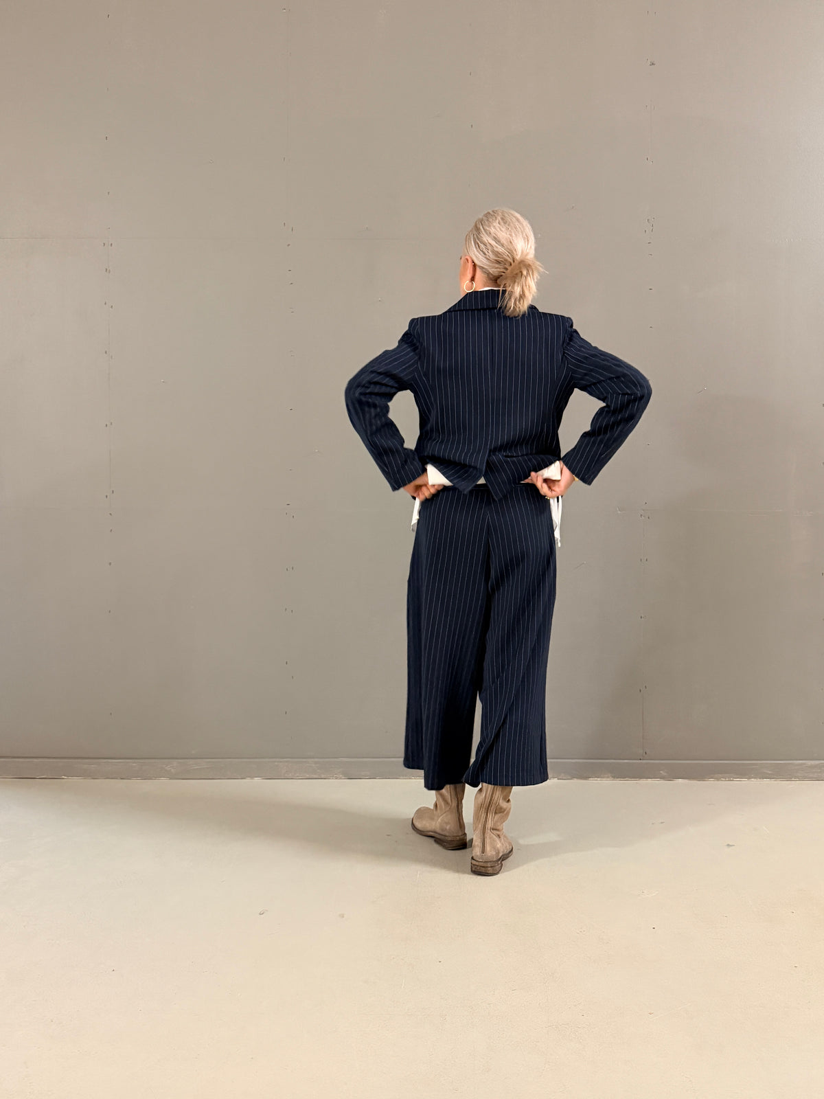 Helle er 168 cm høj og bruger størrelse S/M