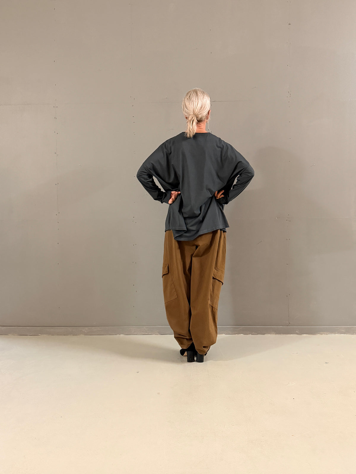 Helle er 168 cm høj og bruger størrelse S/M