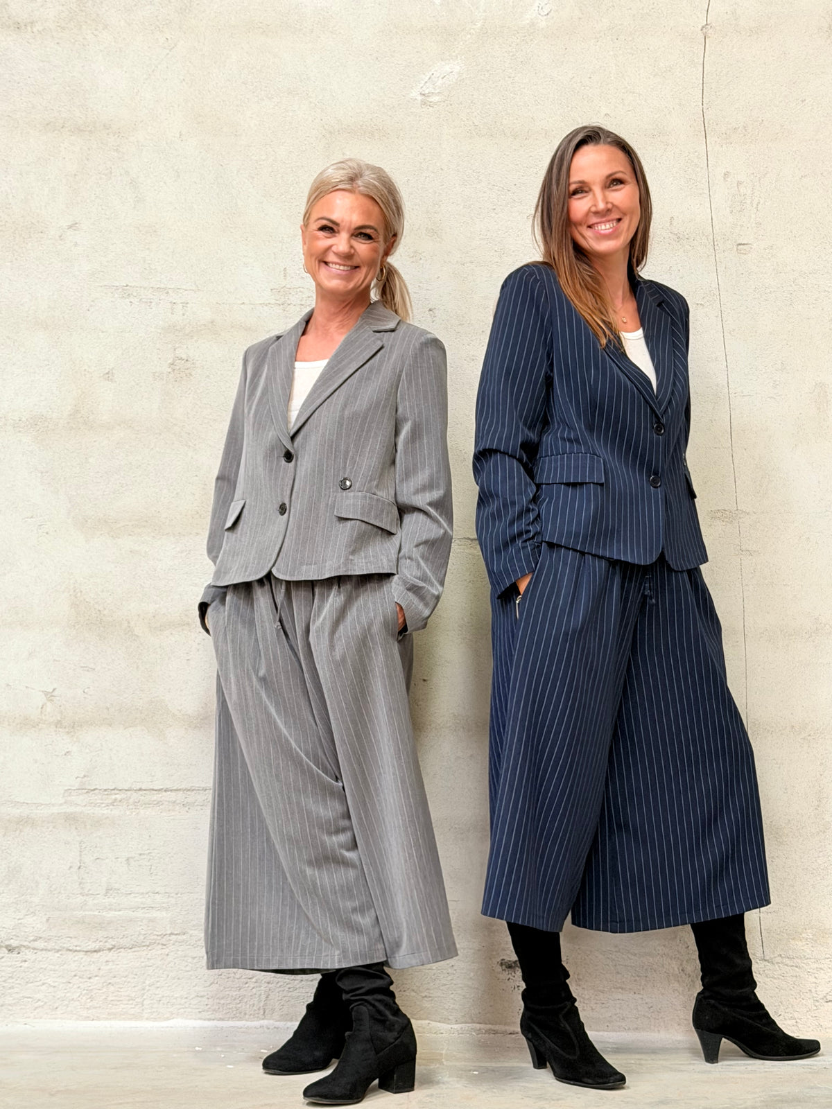 Helle er 168 cm høj og bruger størrelse S/M & Kamilla er 174 cm høj og bruger størrelse M/L