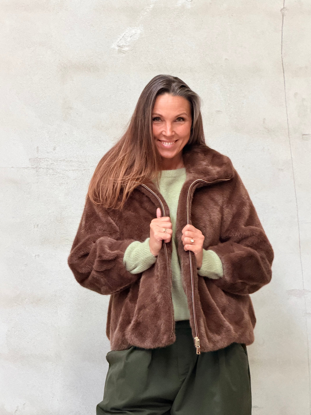 Kamilla er 174 cm høj og bruger størrelse M/L