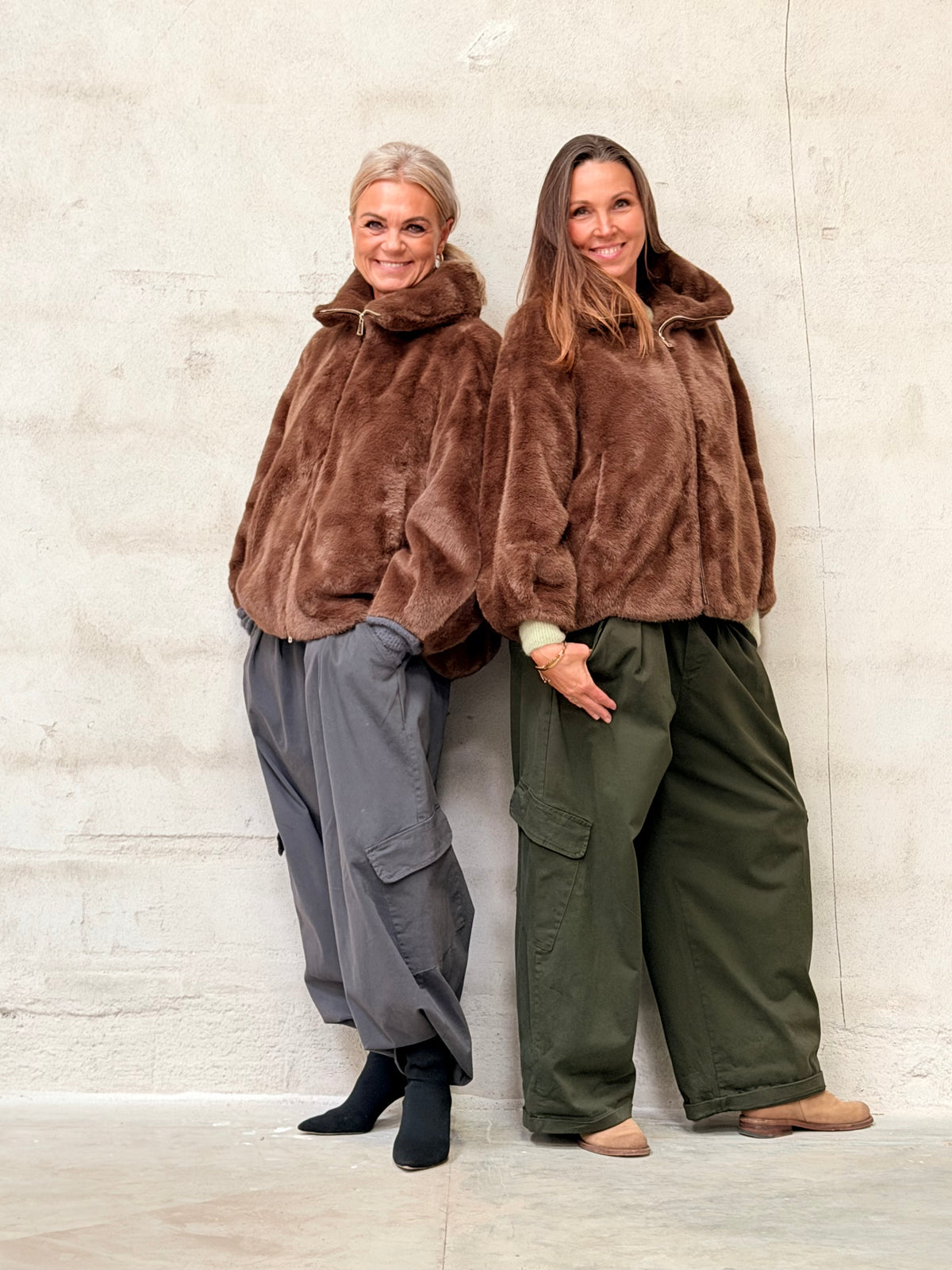 Helle er 168 cm høj og bruger størrelse S/M & Kamilla er 174 cm høj og bruger størrelse M/L