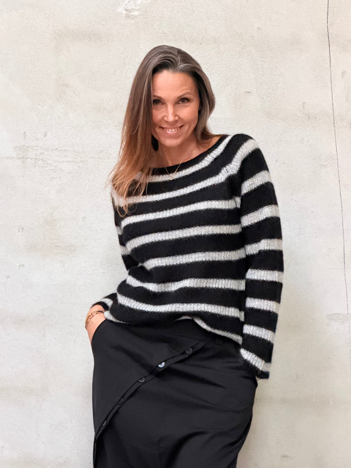 Kamilla er 174 cm høj og bruger størrelse M/L