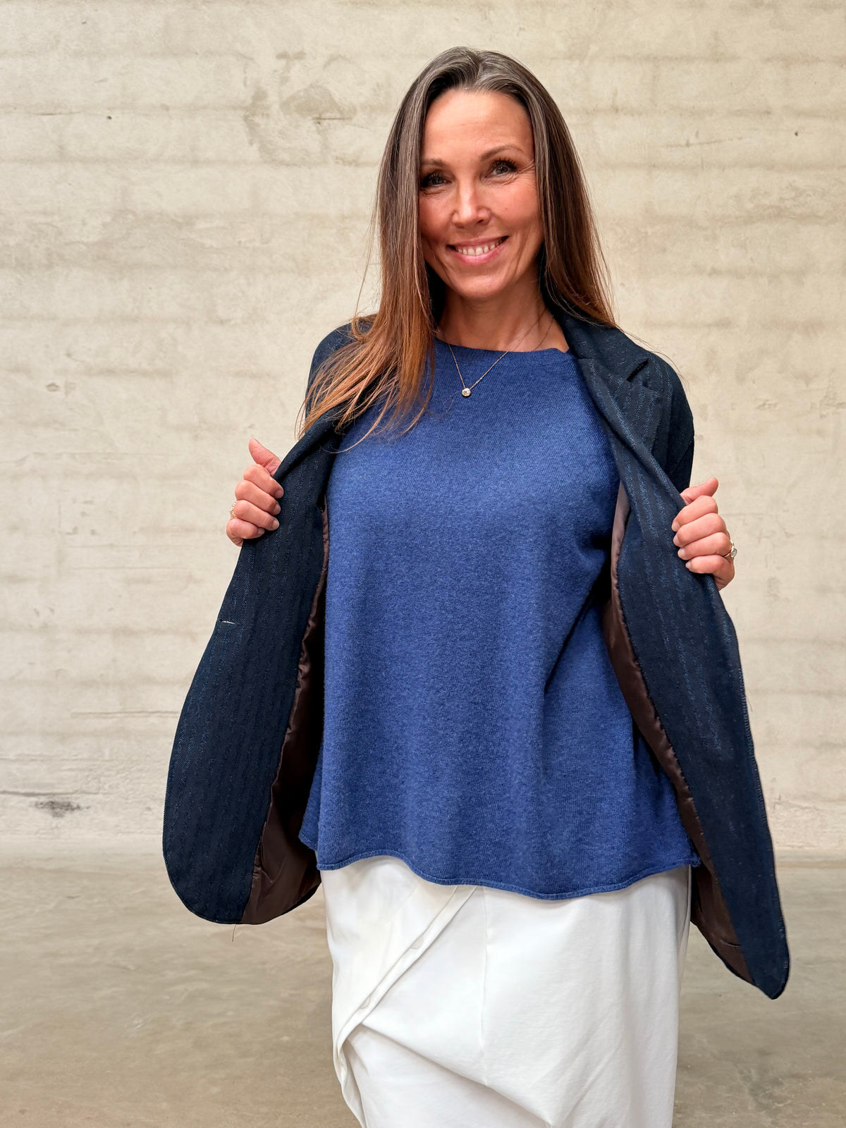 Kamilla er 174 cm høj og bruger størrelse M/L