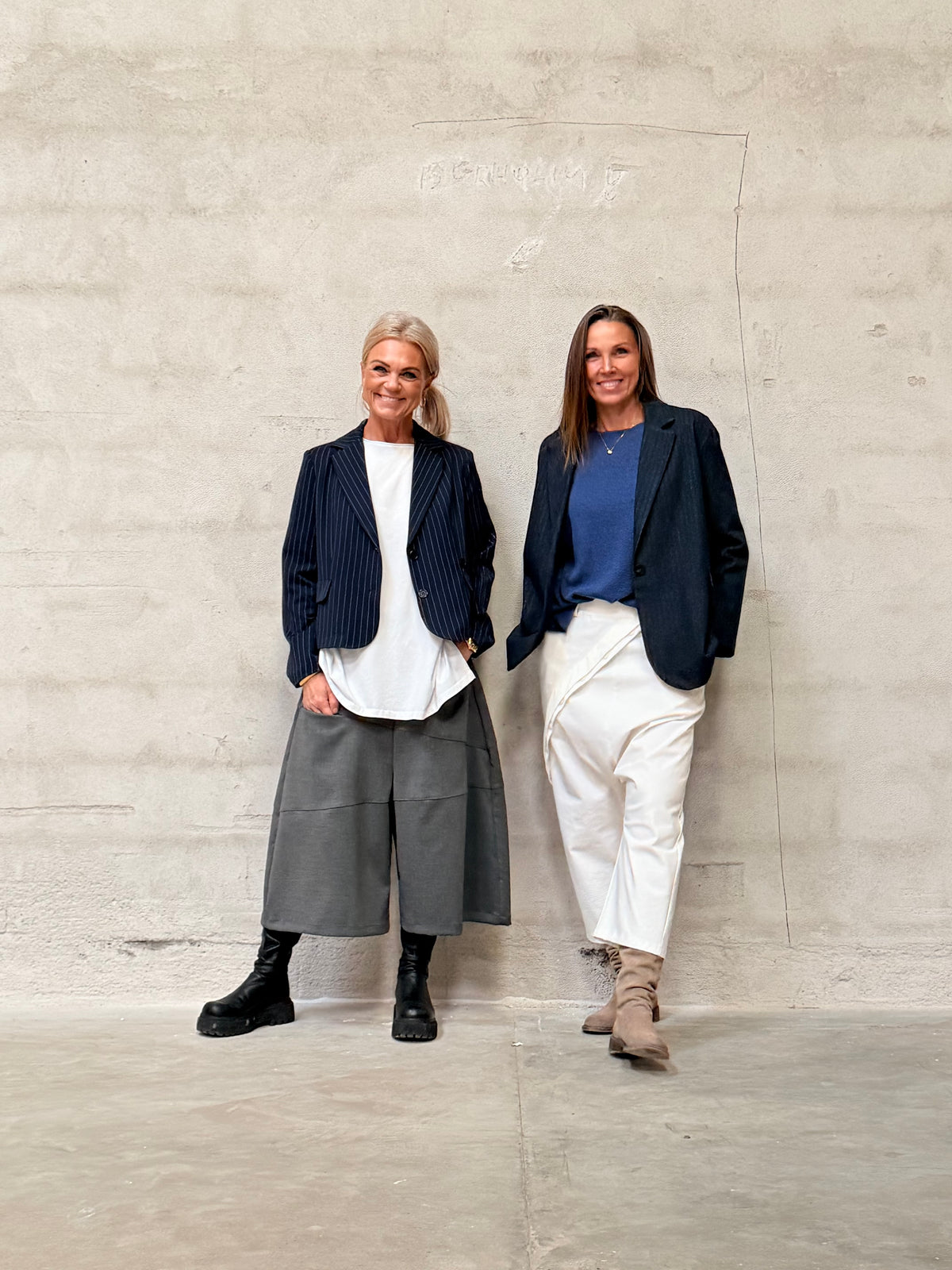 Helle er 168 cm høj og bruger størrelse S/M & Kamilla er 174 cm høj og bruger størrelse M/L