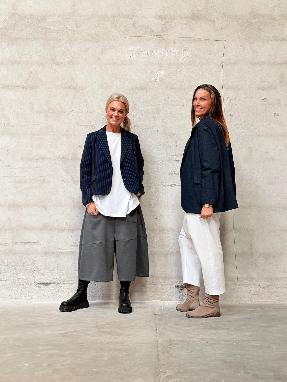 Helle er 168 cm høj og bruger størrelse S/M & Kamilla er 174 cm høj og bruger størrelse M/L