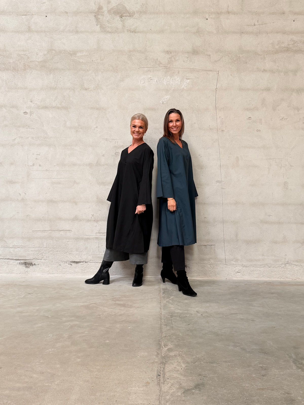 Helle er 168 cm høj og bruger størrelse S/M & Kamilla er 174 cm høj og bruger størrelse M/L