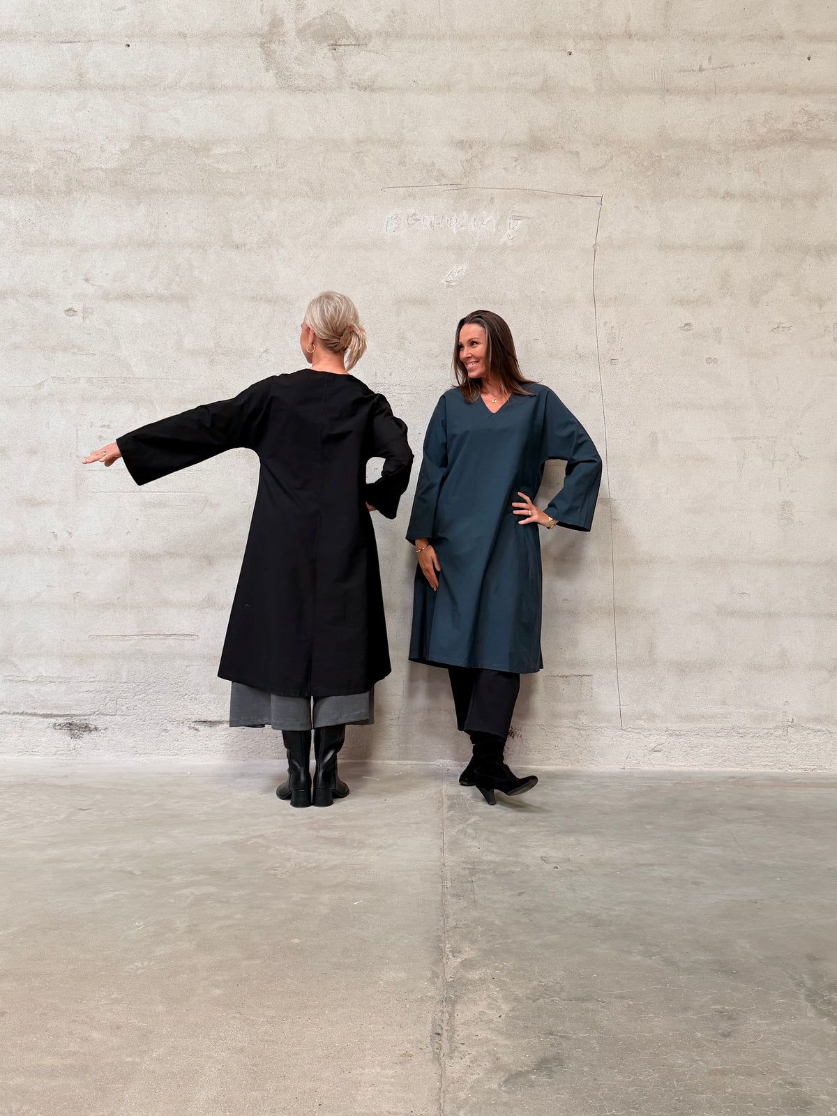 Helle er 168 cm høj og bruger størrelse S/M & Kamilla er 174 cm høj og bruger størrelse M/L