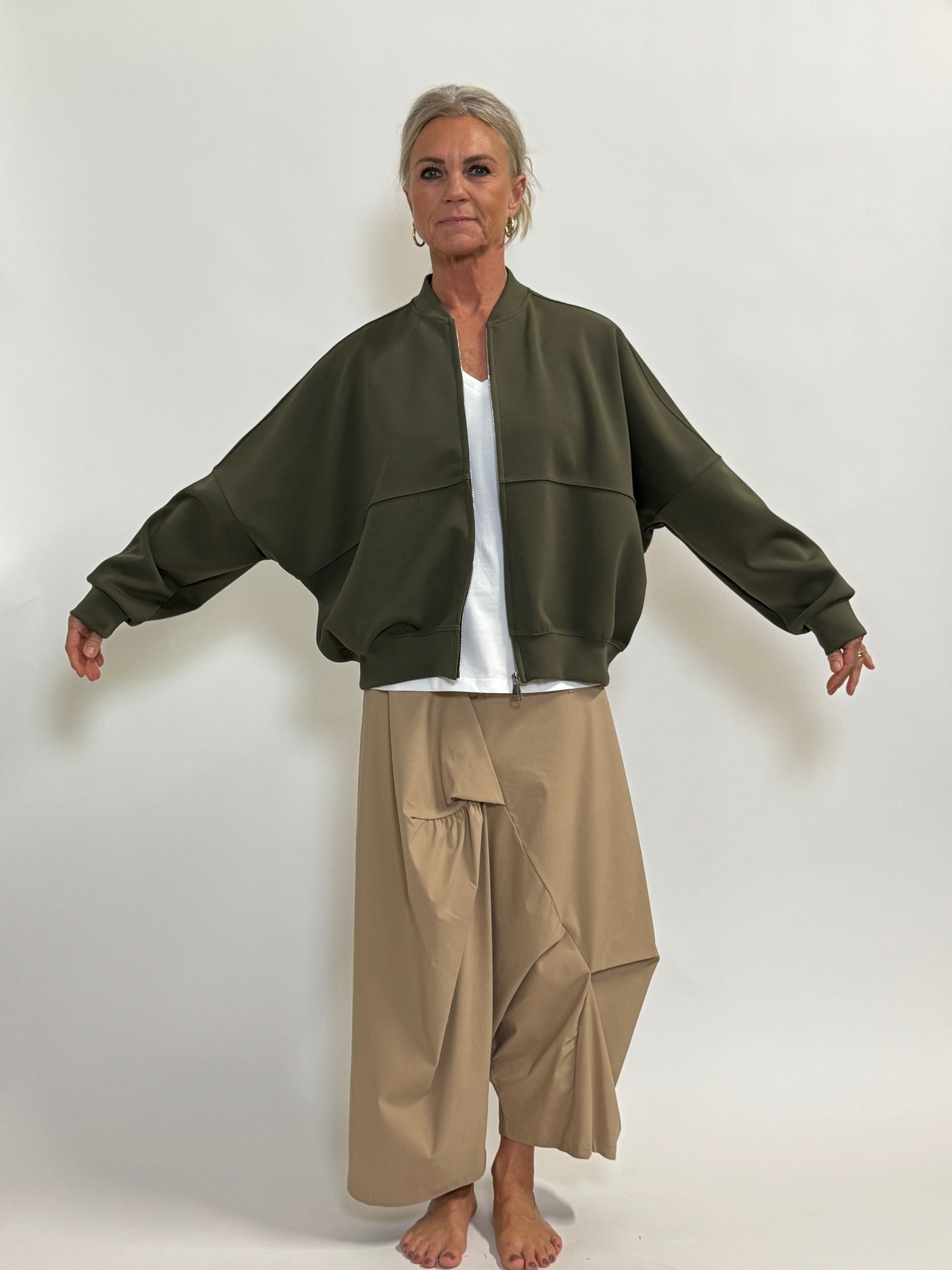 Helle er 168 cm høj og bruger størrelse S/M