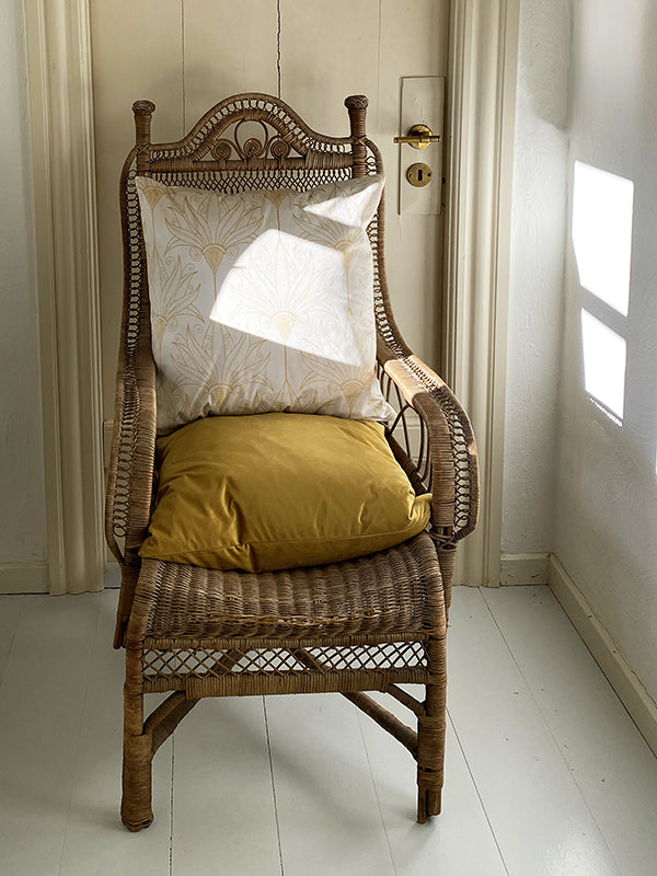 puder, pude, pudebetræk, pude betræk, pyntepuder, sofapuder, sofapuder, sengepuder, senge puder, velour pude, velourpude, velourpuder, velour puder, blød pude, boligtekstil, boliginspiration, textiledesign, cushion, sofacushion, kudde, pillow, kussensloop, pute, coussins, kissen, sammetskudde, velvetcushion, velvet cushions, velvet cushion, sammetskuddar, cuscino, kussenslopen, velourskussens, velvetkussen, botanical cushion, floral cushion, livingroom, bedroominspo, inredning, soffa, kuddar, hemindredning,