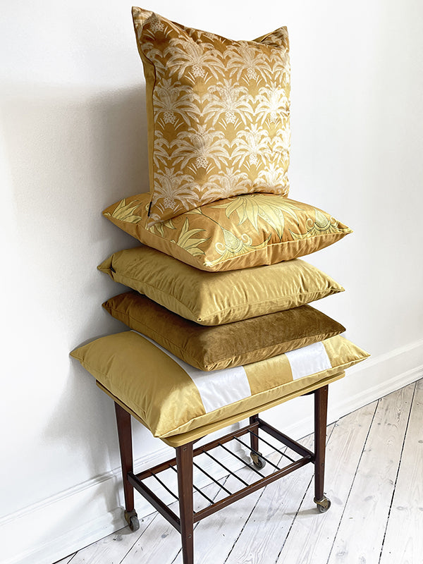 puder, pude, pudebetræk, pude betræk, pyntepuder, sofapuder, sofapuder, sengepuder, senge puder, velour pude, velourpude, velourpuder, velour puder, blød pude, boligtekstil, boliginspiration, textiledesign, cushion, sofacushion, kudde, pillow, kussensloop, pute, coussins, kissen, sammetskudde, velvetcushion, velvet cushions, velvet cushion, sammetskuddar, cuscino, kussenslopen, velourskussens, velvetkussen, botanical cushion, floral cushion, livingroom, bedroominspo, inredning, soffa, kuddar, hemindredning,