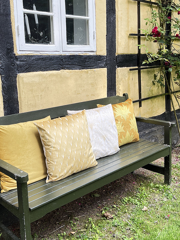 puder, pude, pudebetræk, pude betræk, pyntepuder, sofapuder, sofapuder, sengepuder, senge puder, velour pude, velourpude, velourpuder, velour puder, blød pude, boligtekstil, boliginspiration, textiledesign, cushion, sofacushion, kudde, pillow, kussensloop, pute, coussins, kissen, sammetskudde, velvetcushion, velvet cushions, velvet cushion, sammetskuddar, cuscino, kussenslopen, velourskussens, velvetkussen, botanical cushion, floral cushion, livingroom, bedroominspo, inredning, soffa, kuddar, hemindredning,