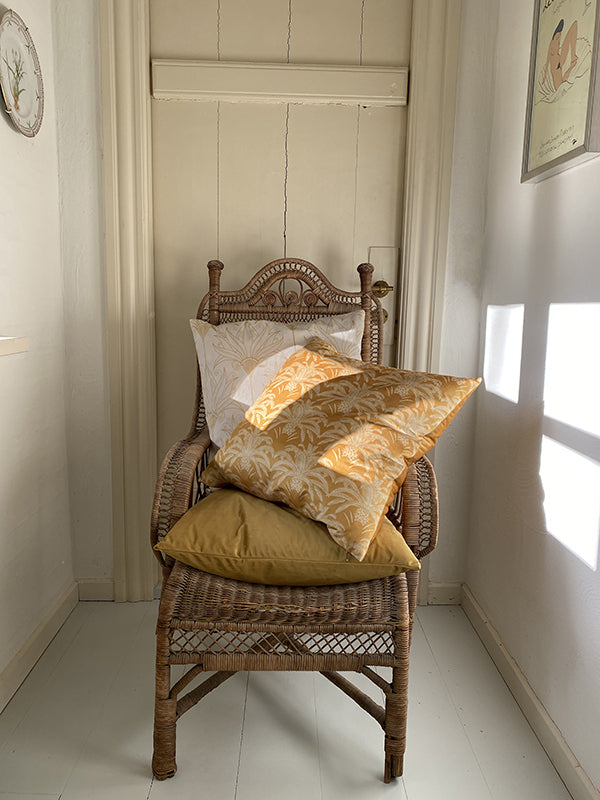 puder, pude, pudebetræk, pude betræk, pyntepuder, sofapuder, sofapuder, sengepuder, senge puder, velour pude, velourpude, velourpuder, velour puder, blød pude, boligtekstil, boliginspiration, textiledesign, cushion, sofacushion, kudde, pillow, kussensloop, pute, coussins, kissen, sammetskudde, velvetcushion, velvet cushions, velvet cushion, sammetskuddar, cuscino, kussenslopen, velourskussens, velvetkussen, botanical cushion, floral cushion, livingroom, bedroominspo, inredning, soffa, kuddar, hemindredning,