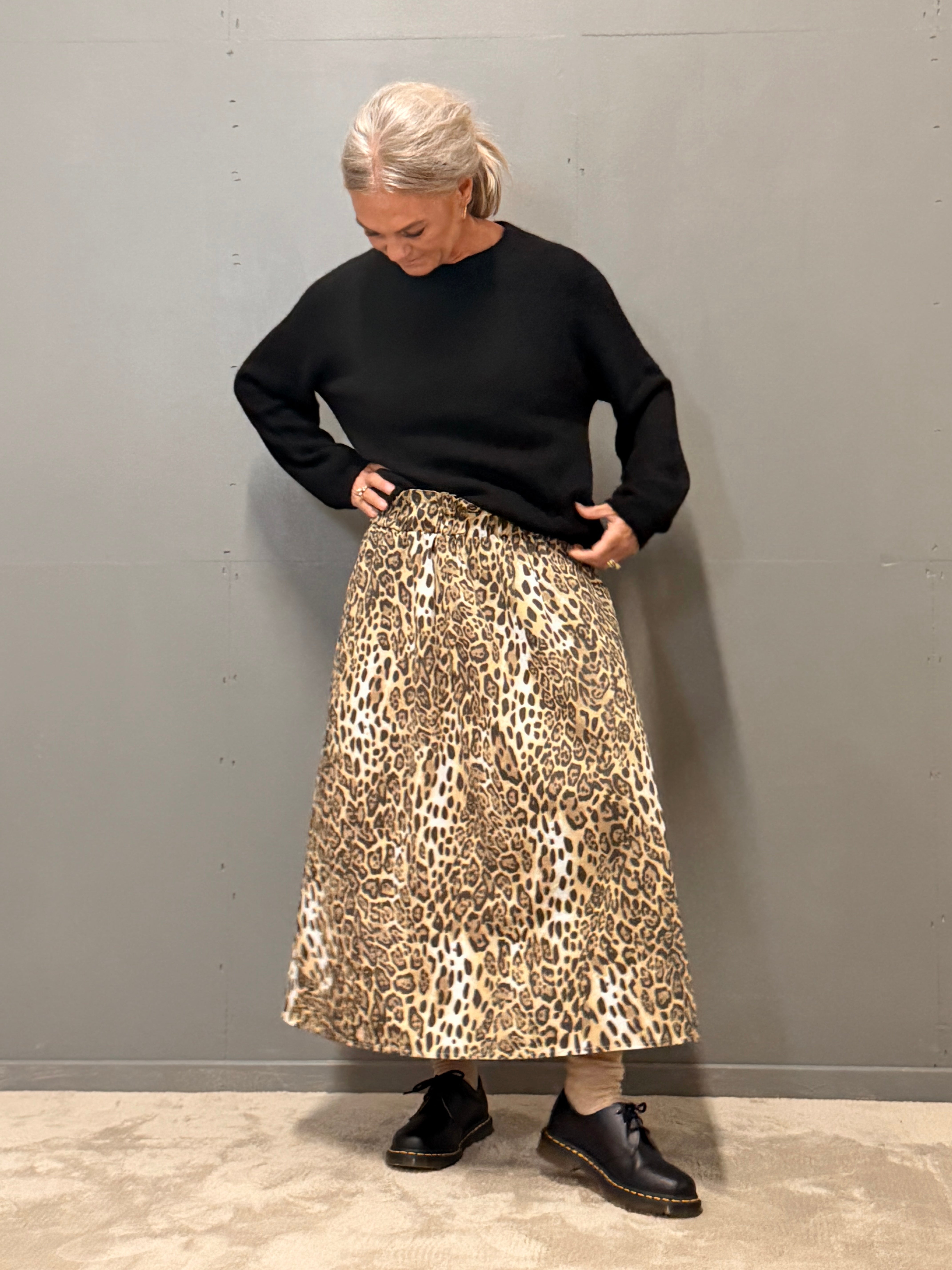 Helle er 168 cm høj og bruger størrelse S/M