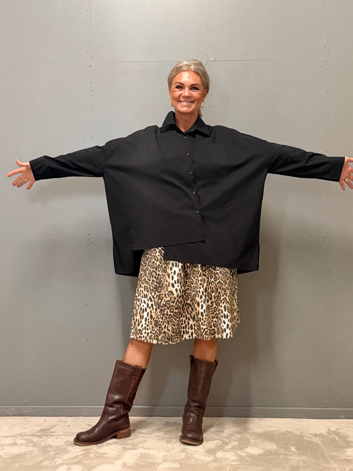 Helle er 168 cm høj og bruger størrelse S/M