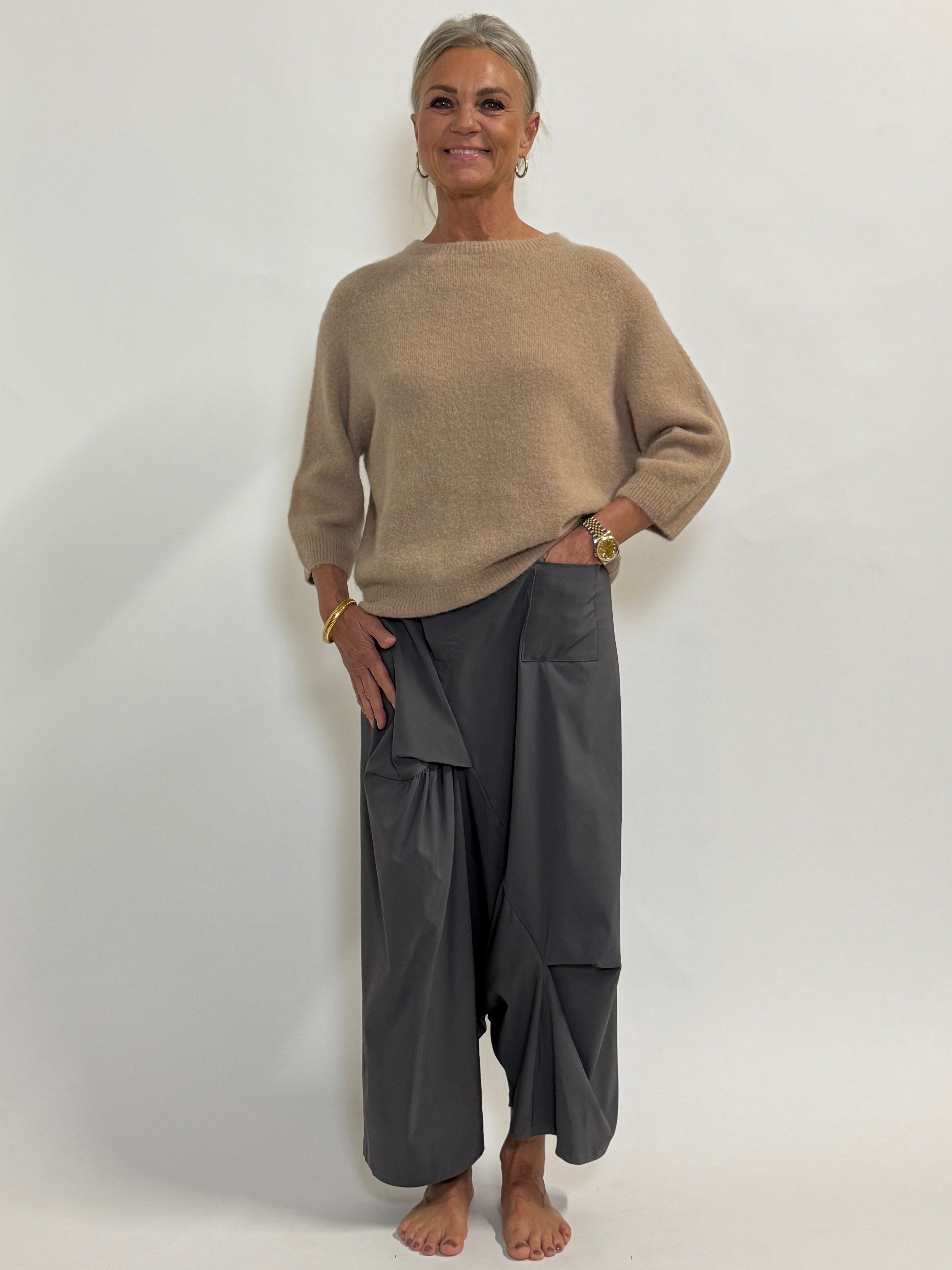 Helle er 168 cm høj og bruger størrelse S/M