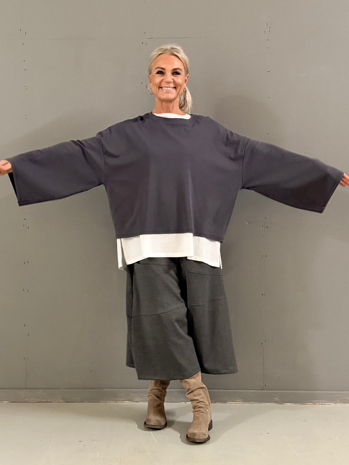 Helle er 168 cm høj og bruger størrelse S/M