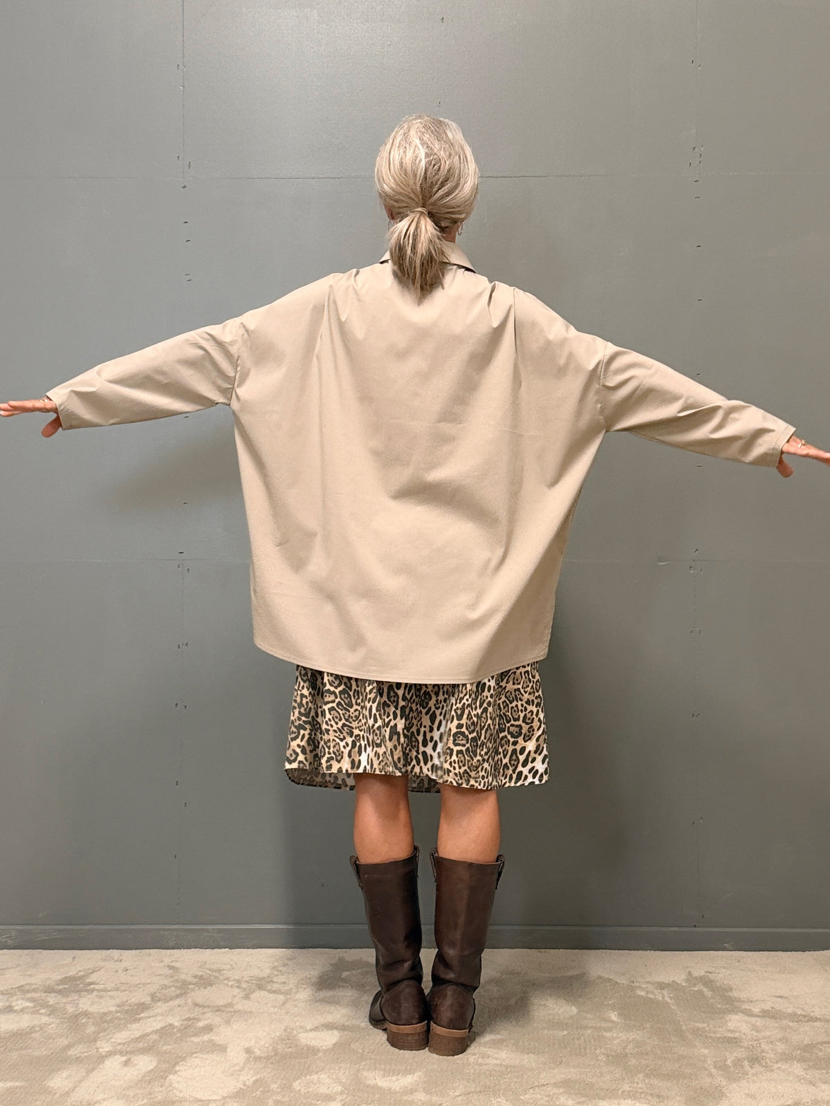 Helle er 168 cm høj og bruger størrelse S/M