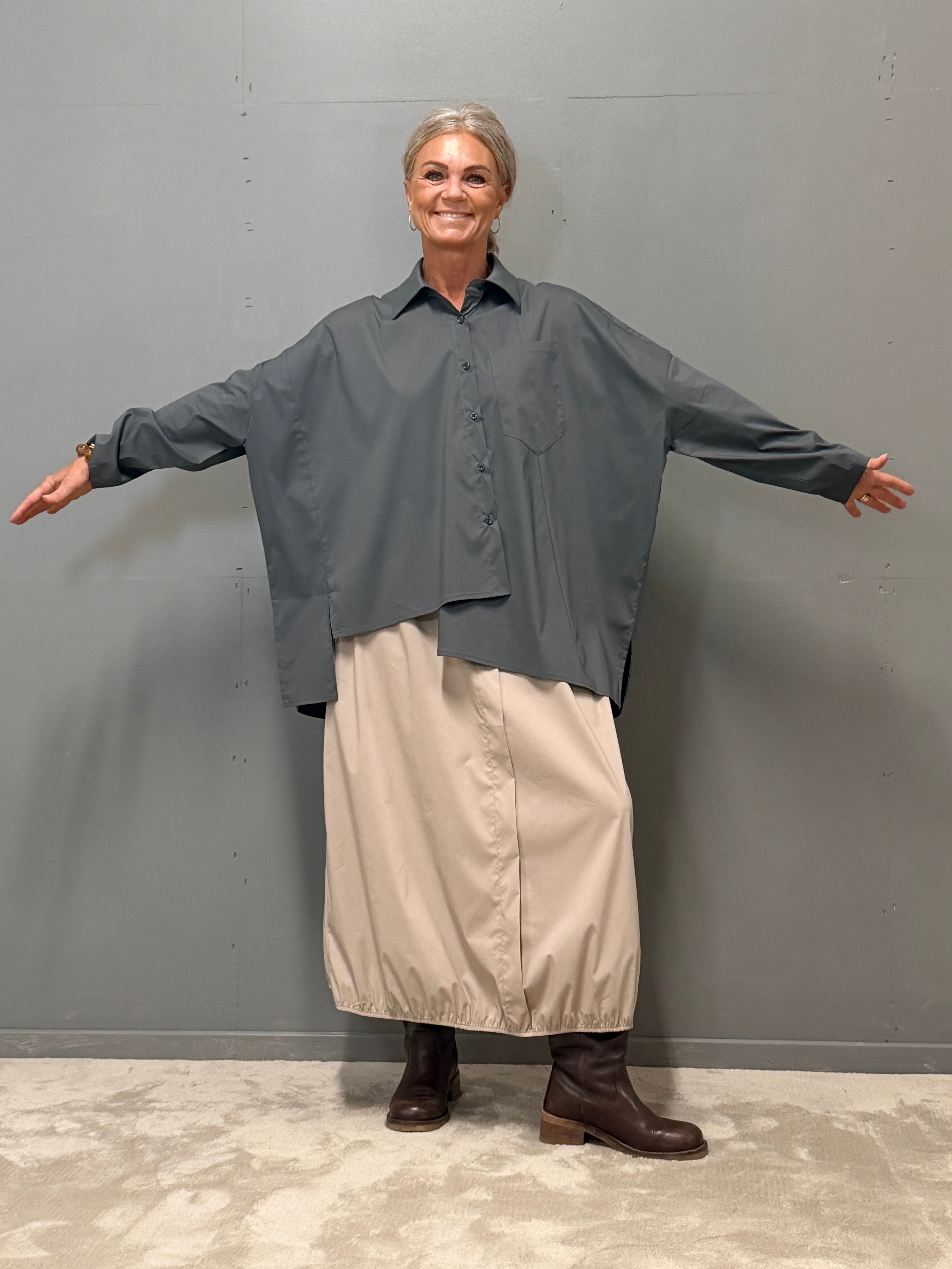 Helle er 168 cm høj og bruger størrelse S/M