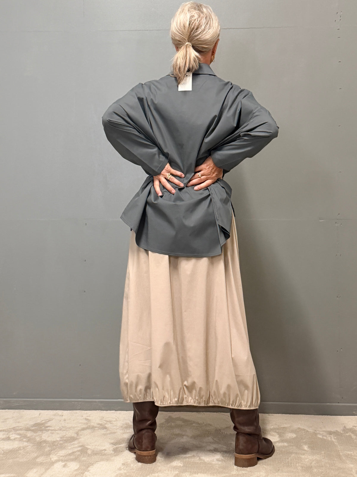 Helle er 168 cm høj og bruger størrelse S/M
