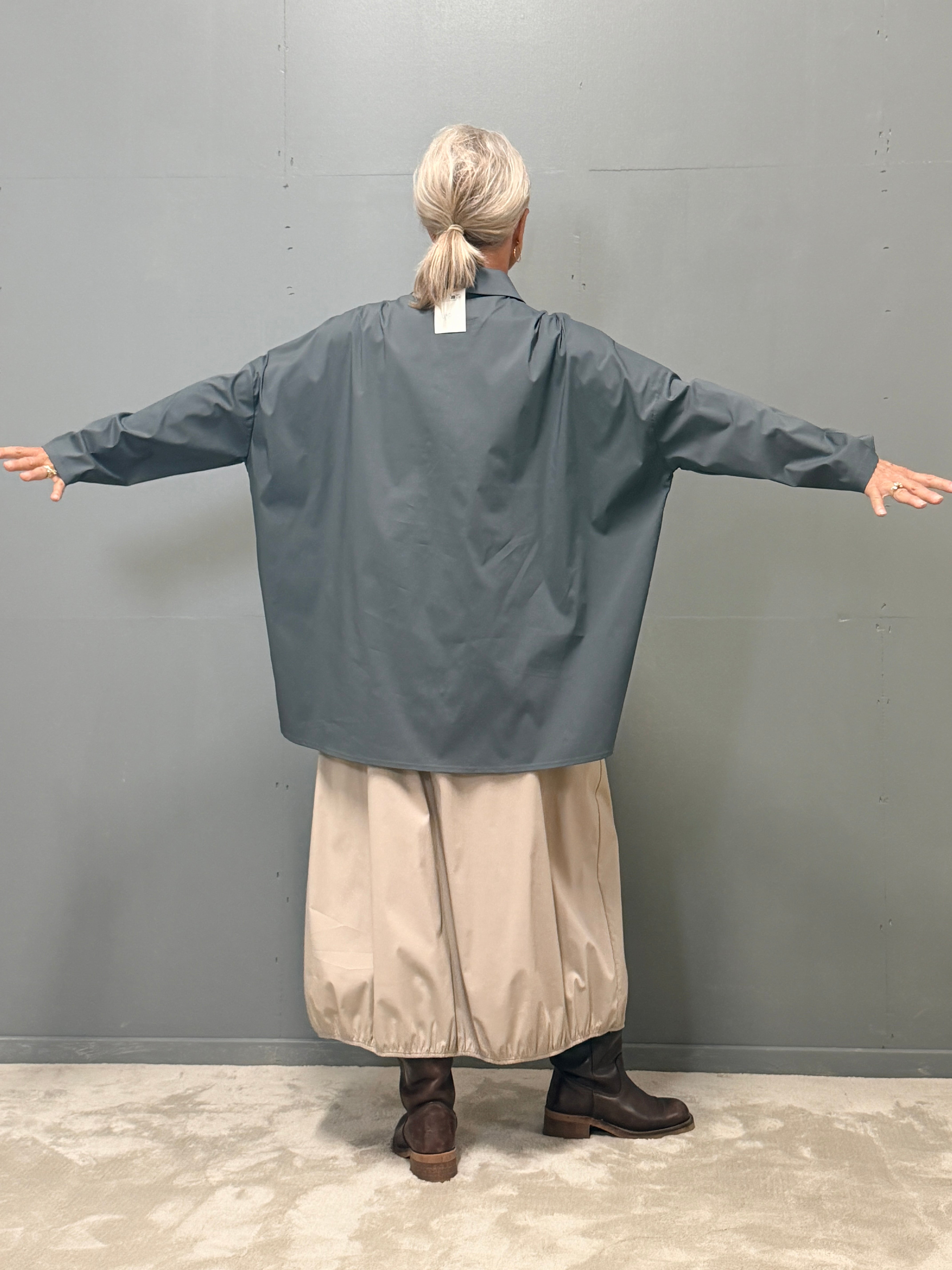Helle er 168 cm høj og bruger størrelse S/M
