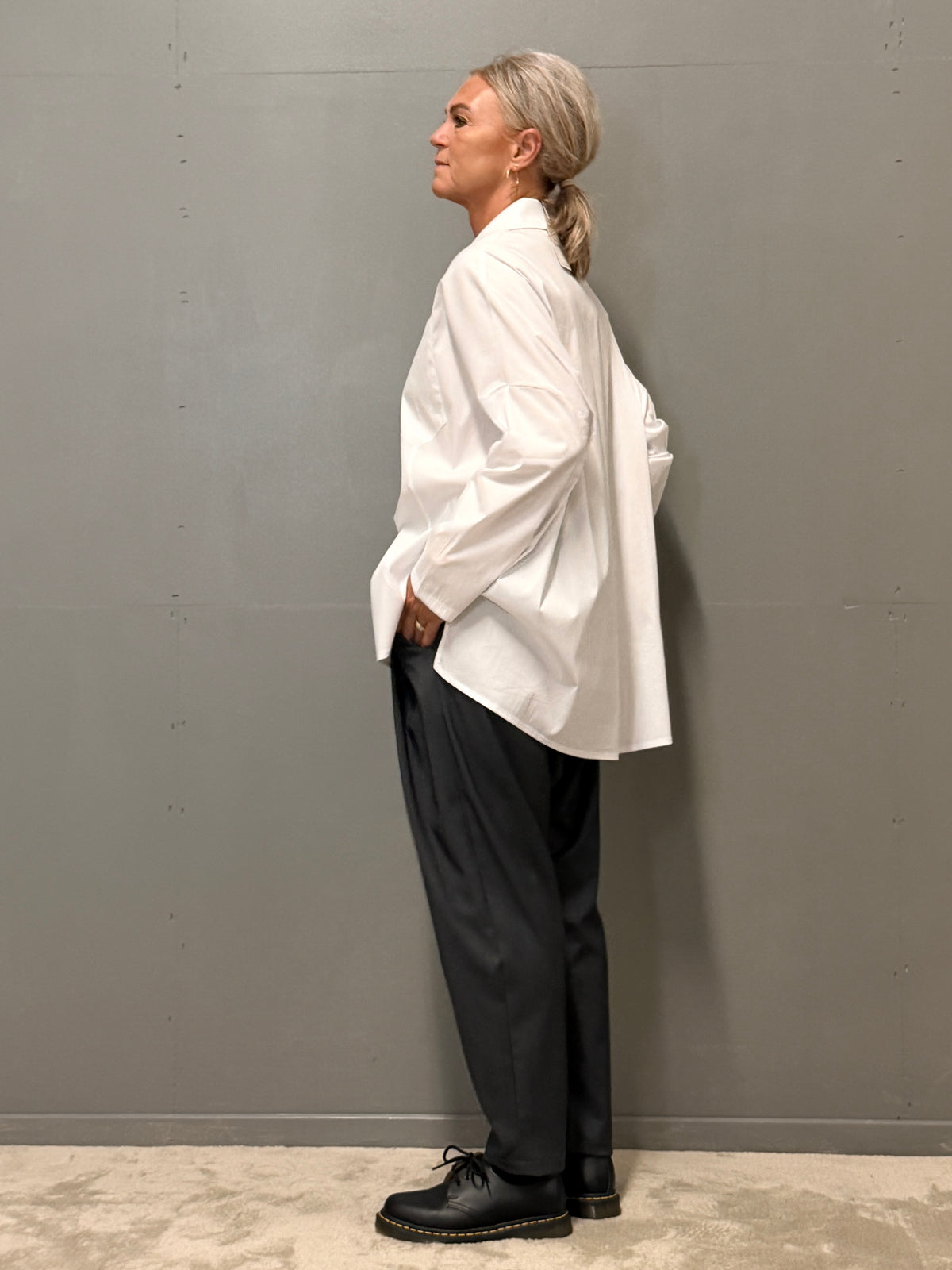 Helle er 168 cm høj og bruger størrelse S/M