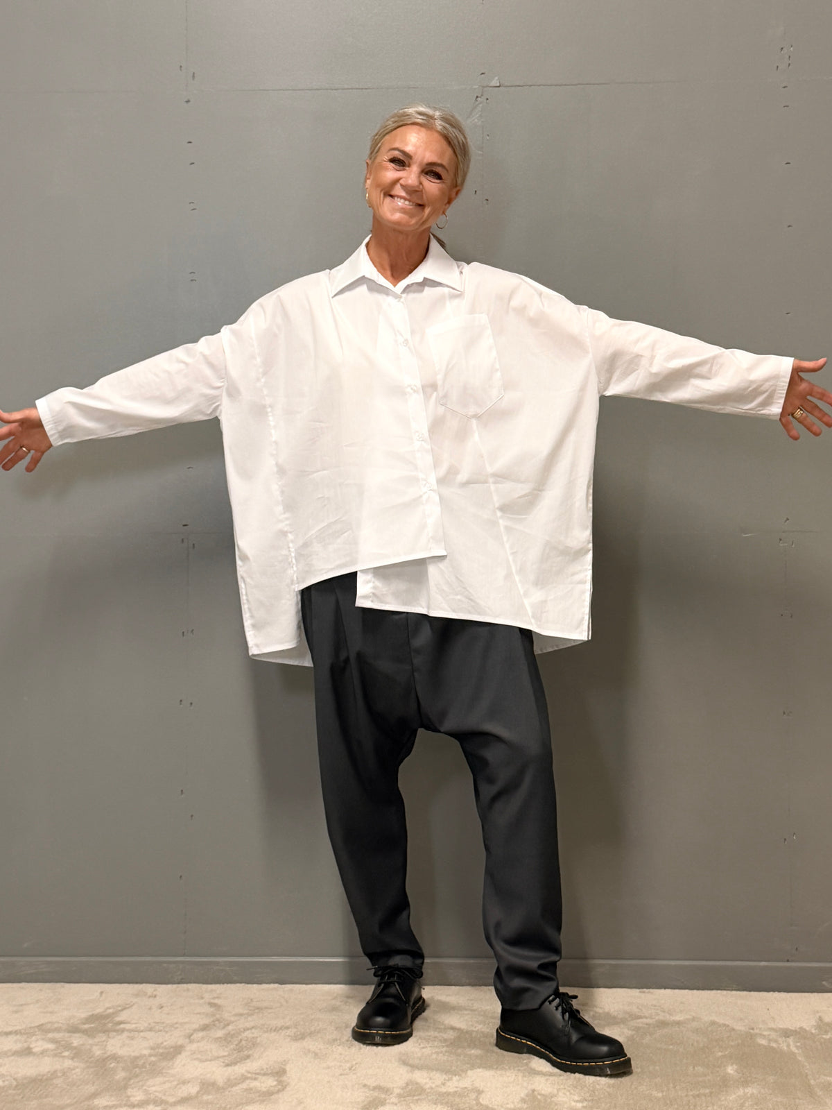 Helle er 168 cm høj og bruger størrelse S/M