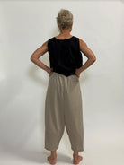 Helle er 168 cm høj og bruger størrelse S/M