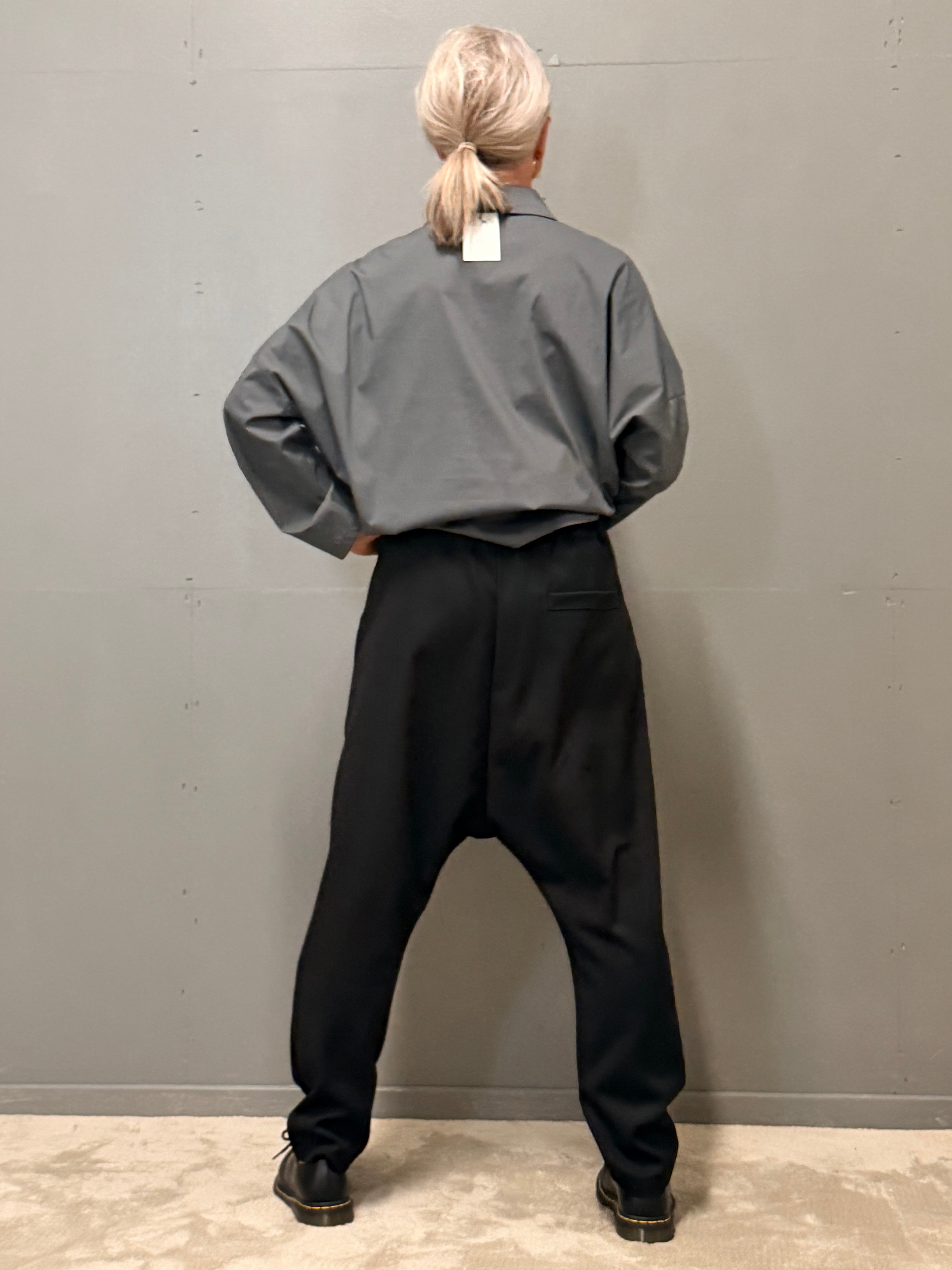 Helle er 168 cm høj og bruger størrelse S/M