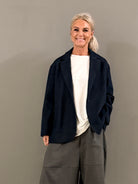 Helle er 168 cm høj og bruger størrelse S/M