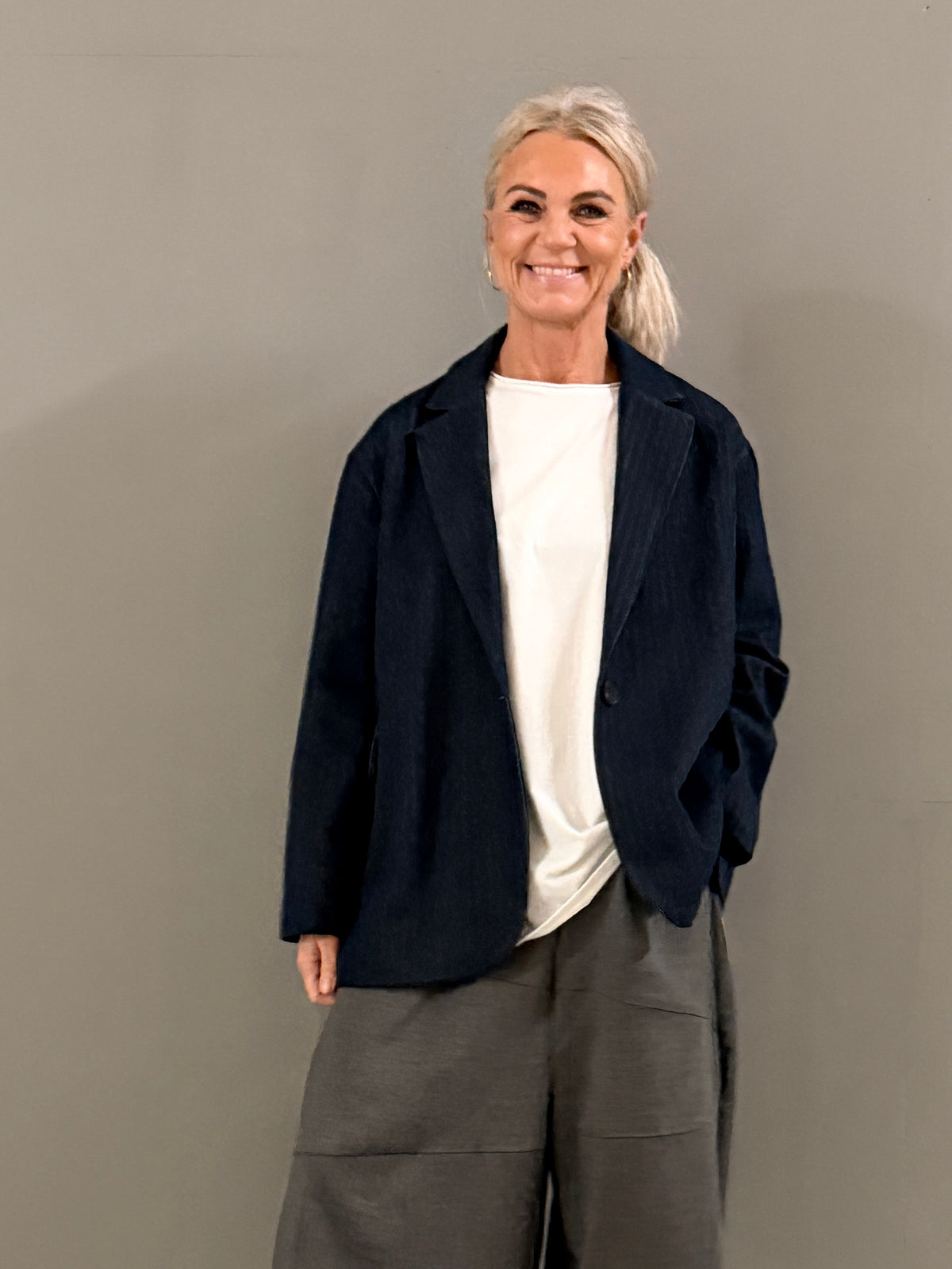 Helle er 168 cm høj og bruger størrelse S/M