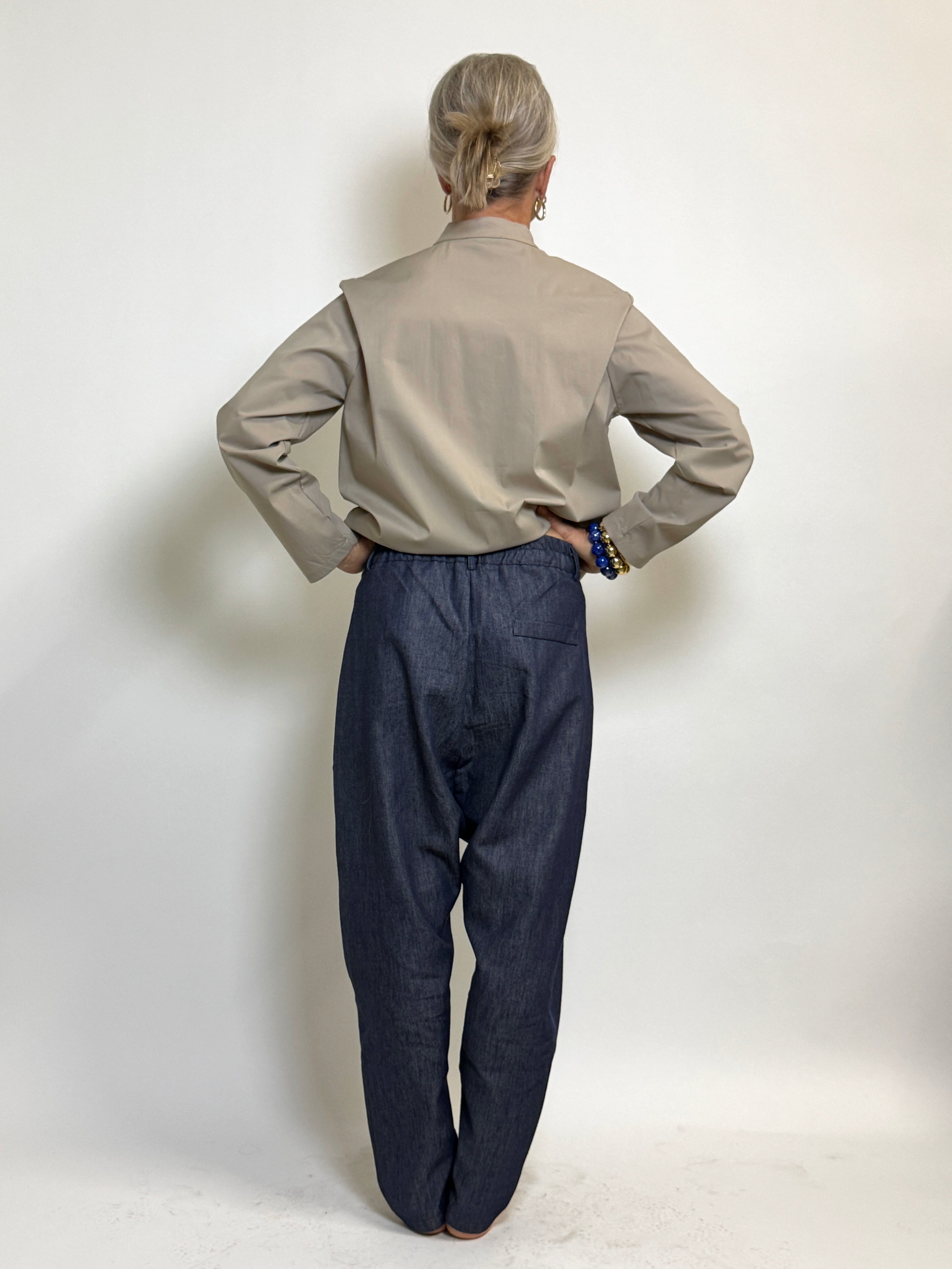 Helle er 168 cm høj og bruger størrelse S/M