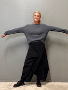 Helle er 168 cm høj og bruger størrelse S/M