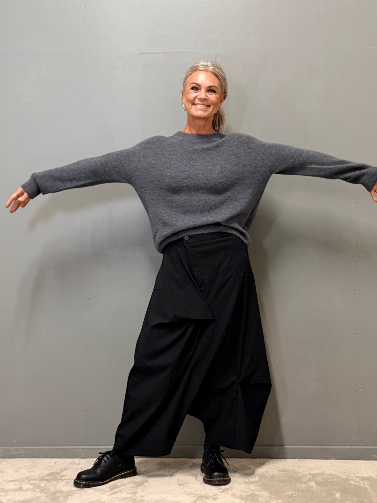 Helle er 168 cm høj og bruger størrelse S/M