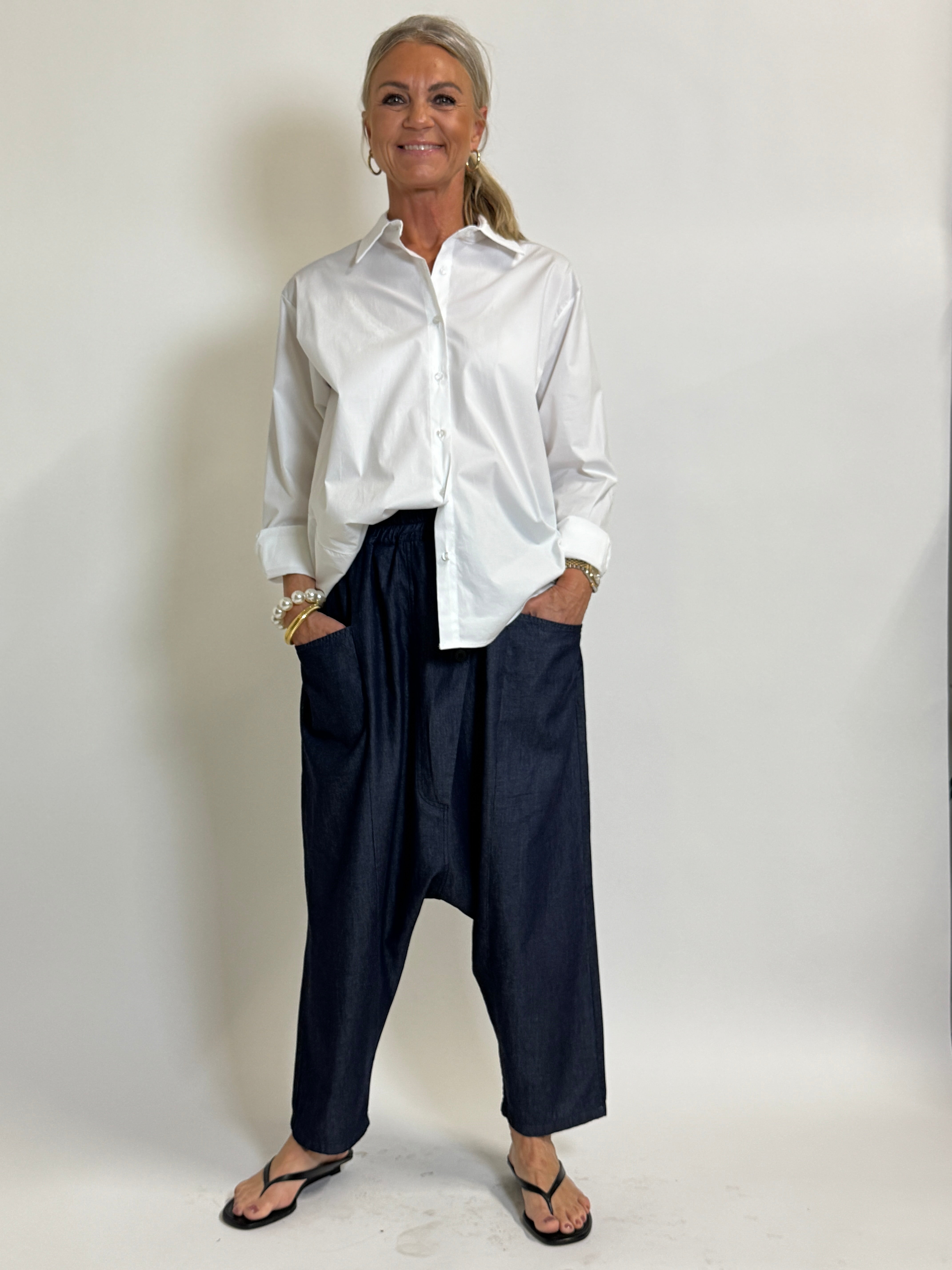 Helle er 168 cm høj og bruger størrelse S/M