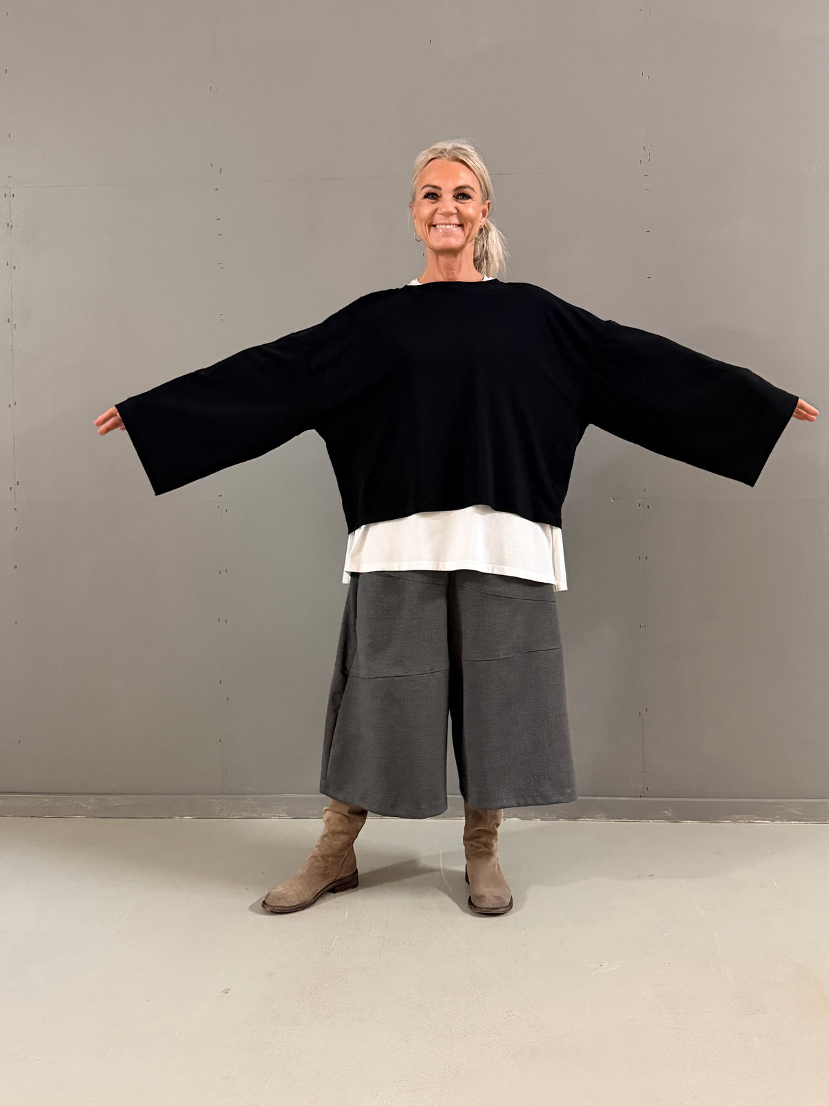 Helle er 168 cm høj og bruger størrelse S/M