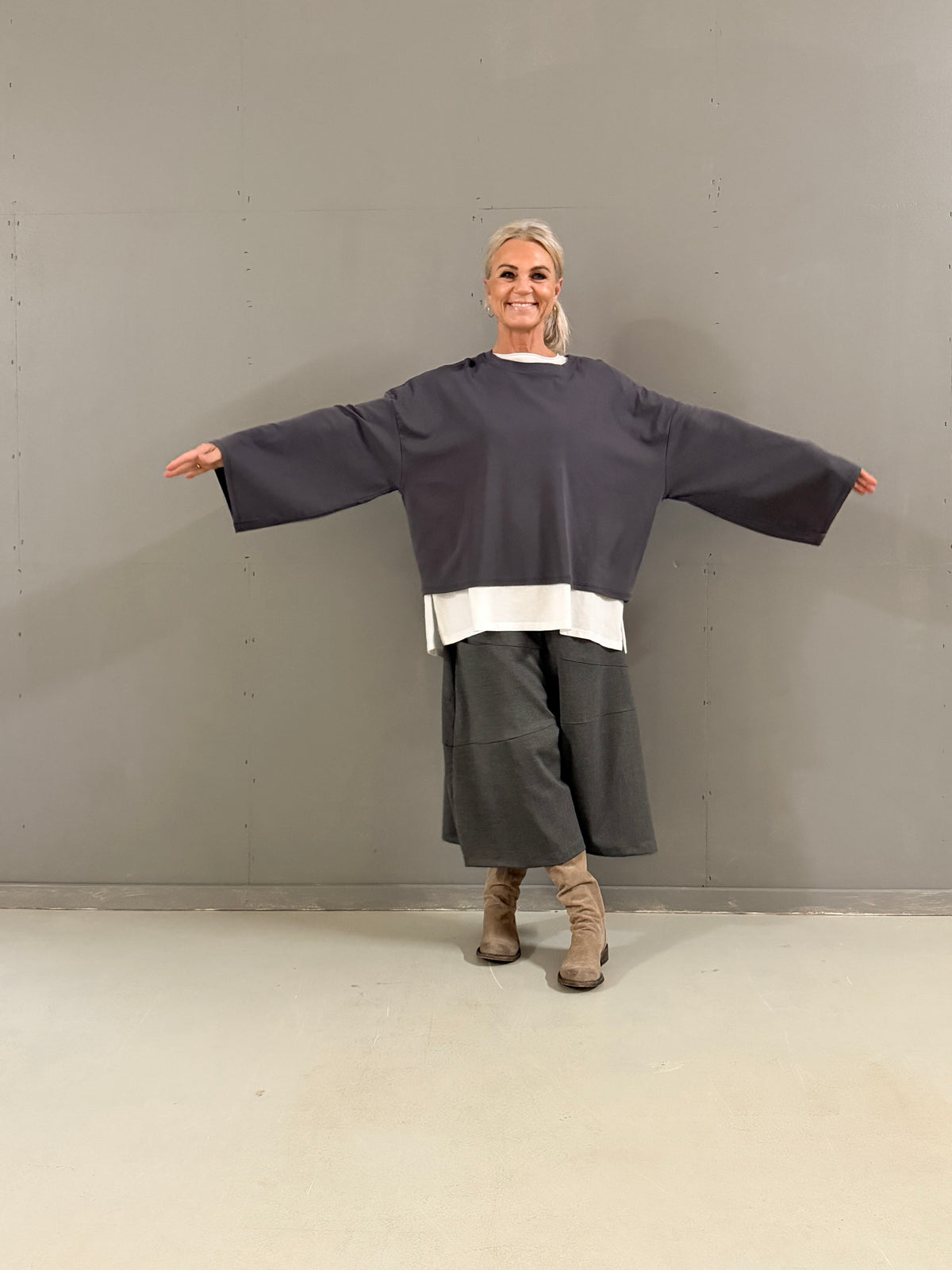 Helle er 168 cm høj og bruger størrelse S/M