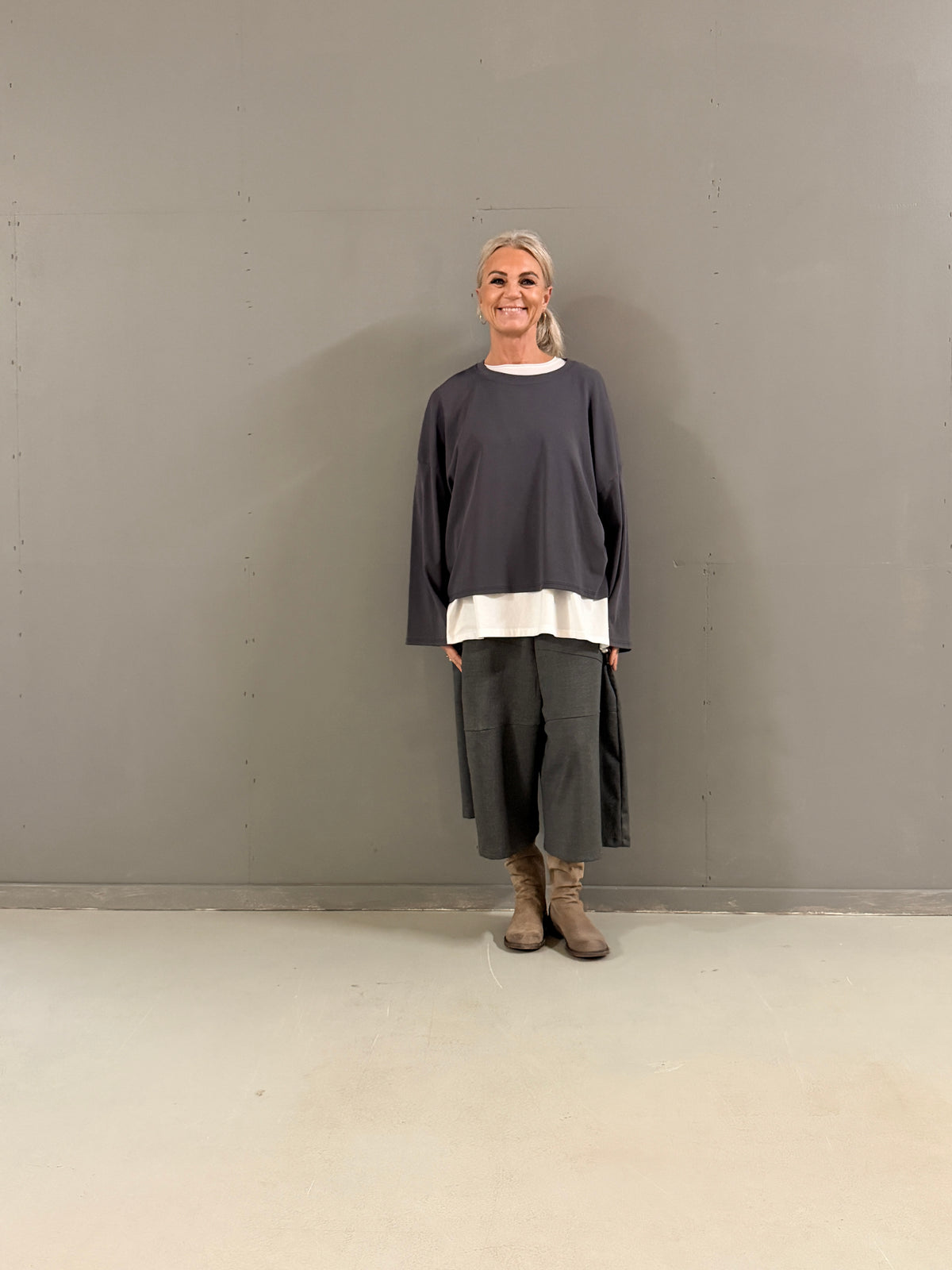 Helle er 168 cm høj og bruger størrelse S/M
